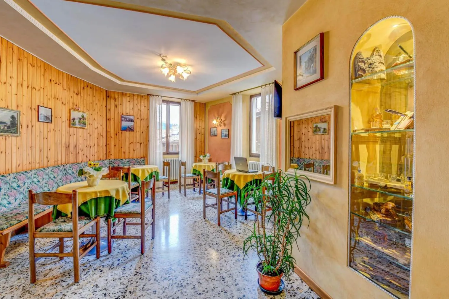 Restaurant/places to eat in Hotel Castello