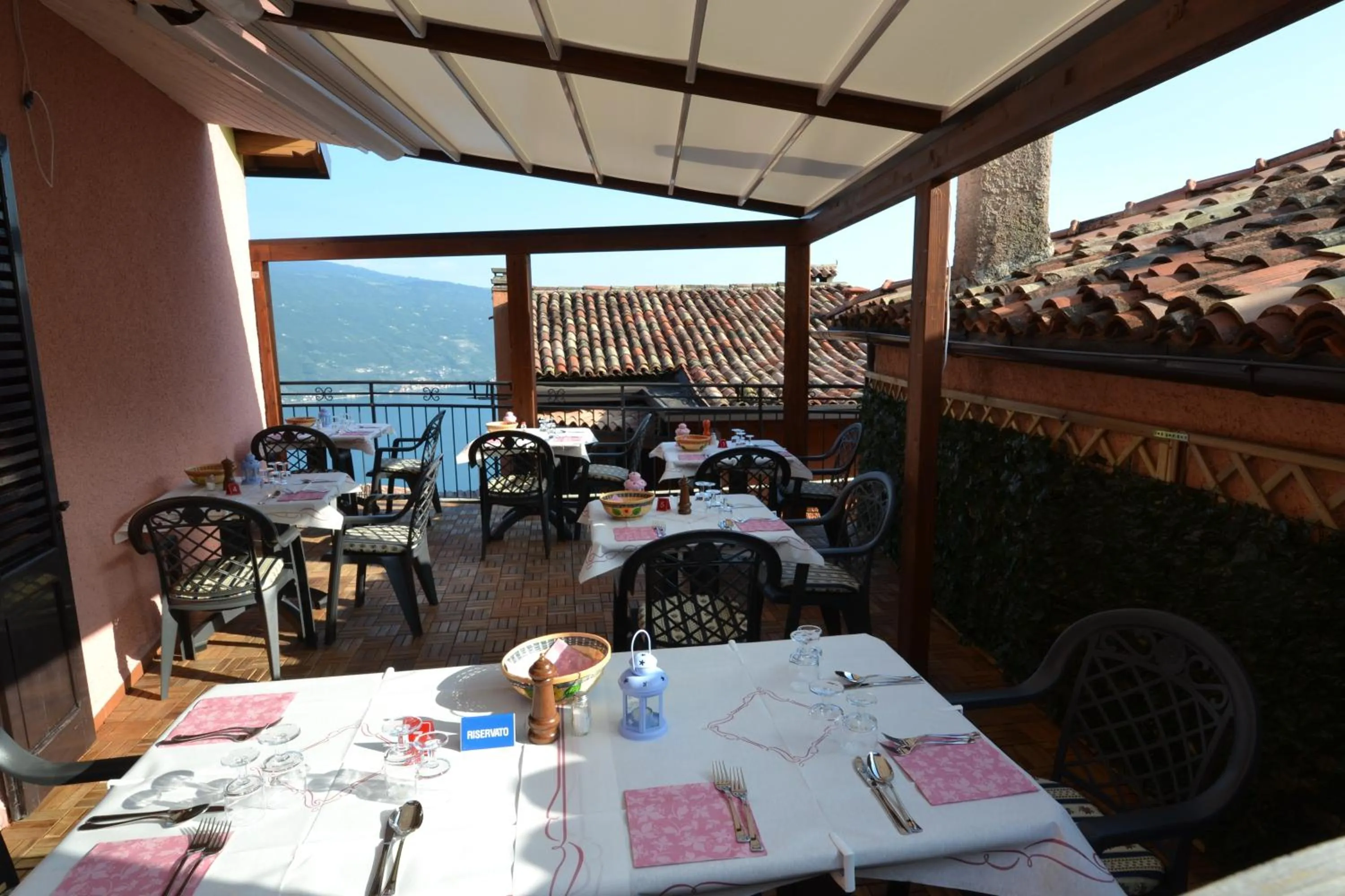 Restaurant/places to eat in Hotel Castello