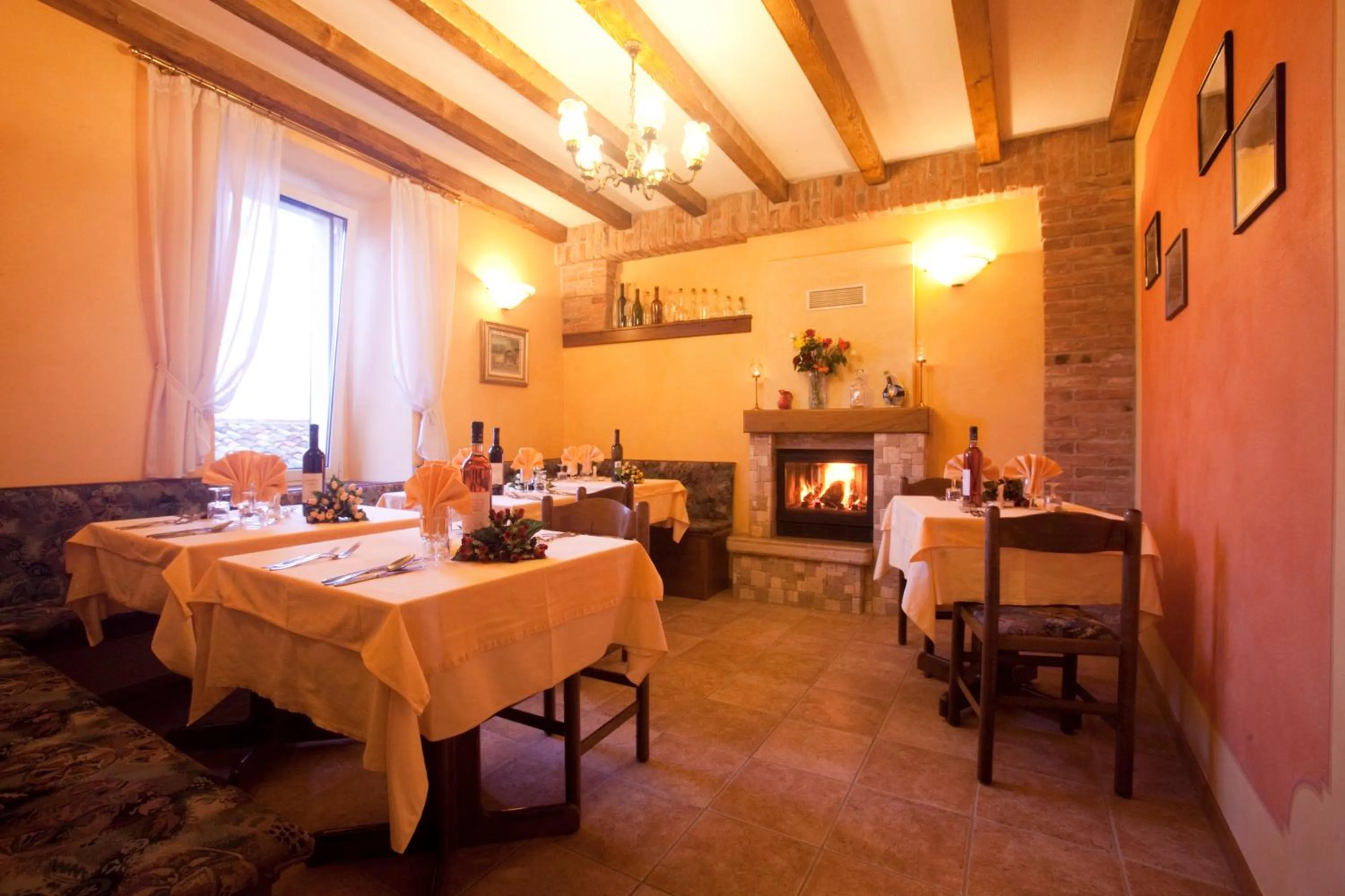 Restaurant/places to eat in Hotel Castello