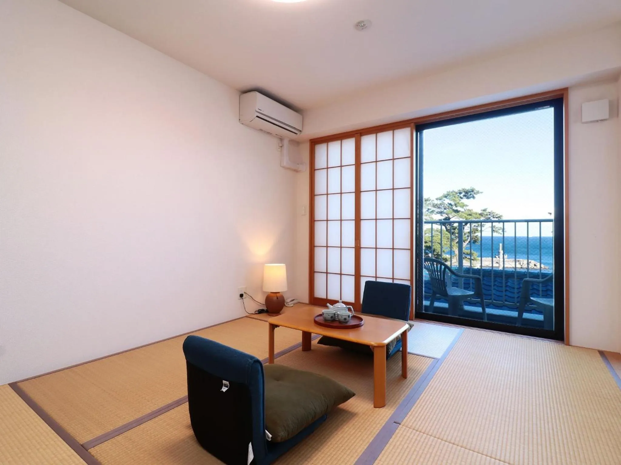 Photo of the whole room in Izu Kansya