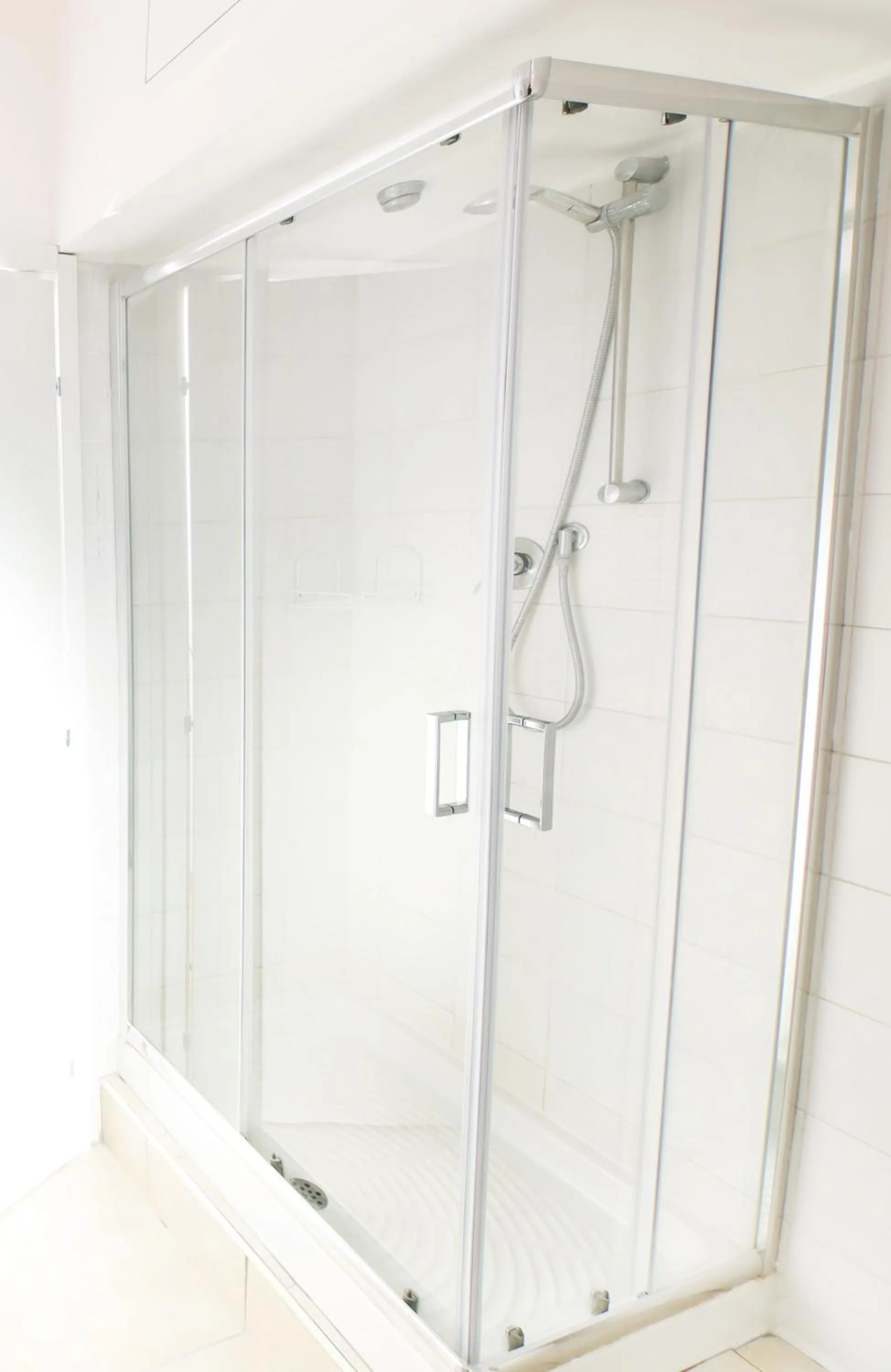 Shower in Cielo Vaticano Guest House