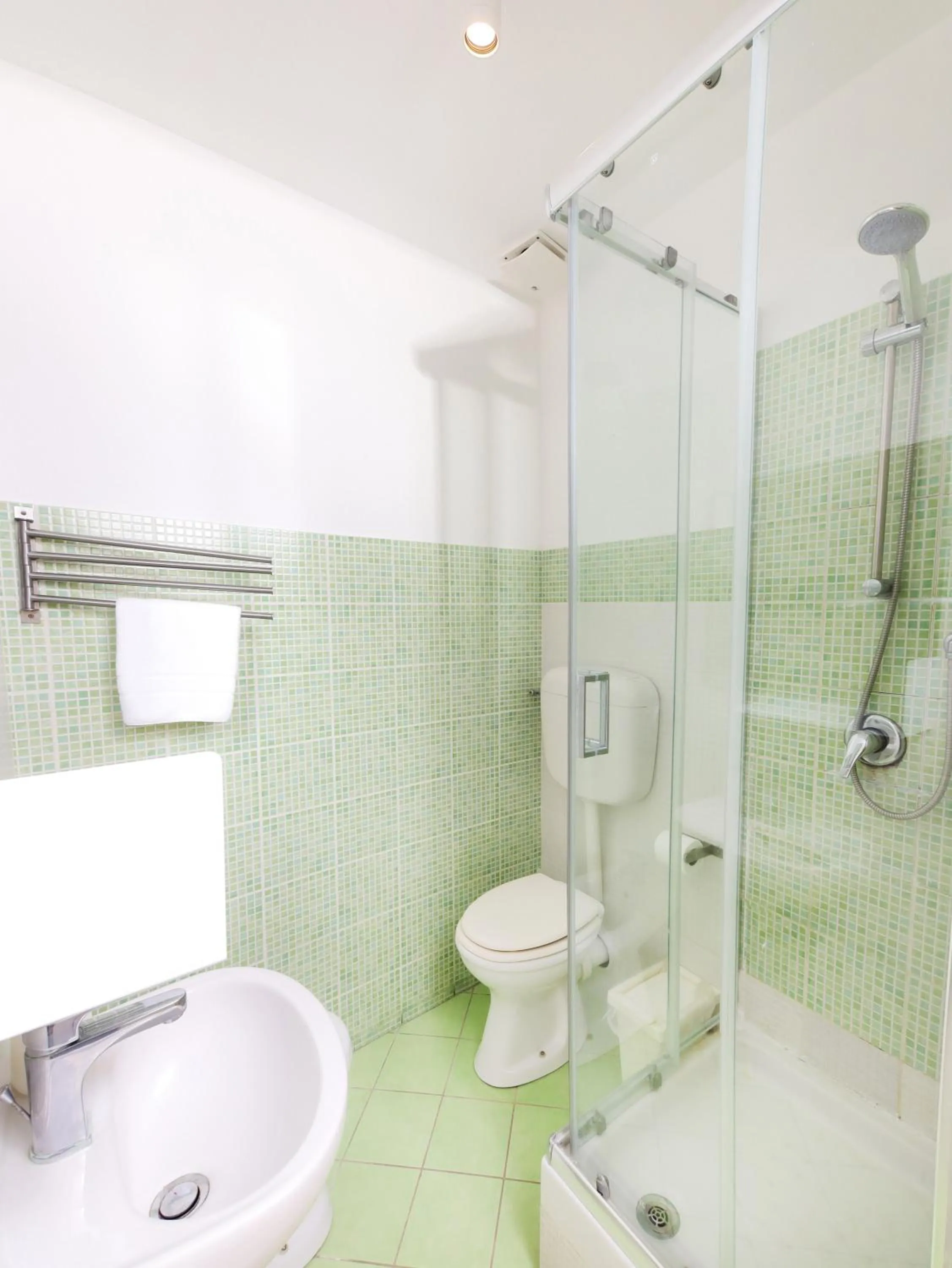 Shower in Cielo Vaticano Guest House