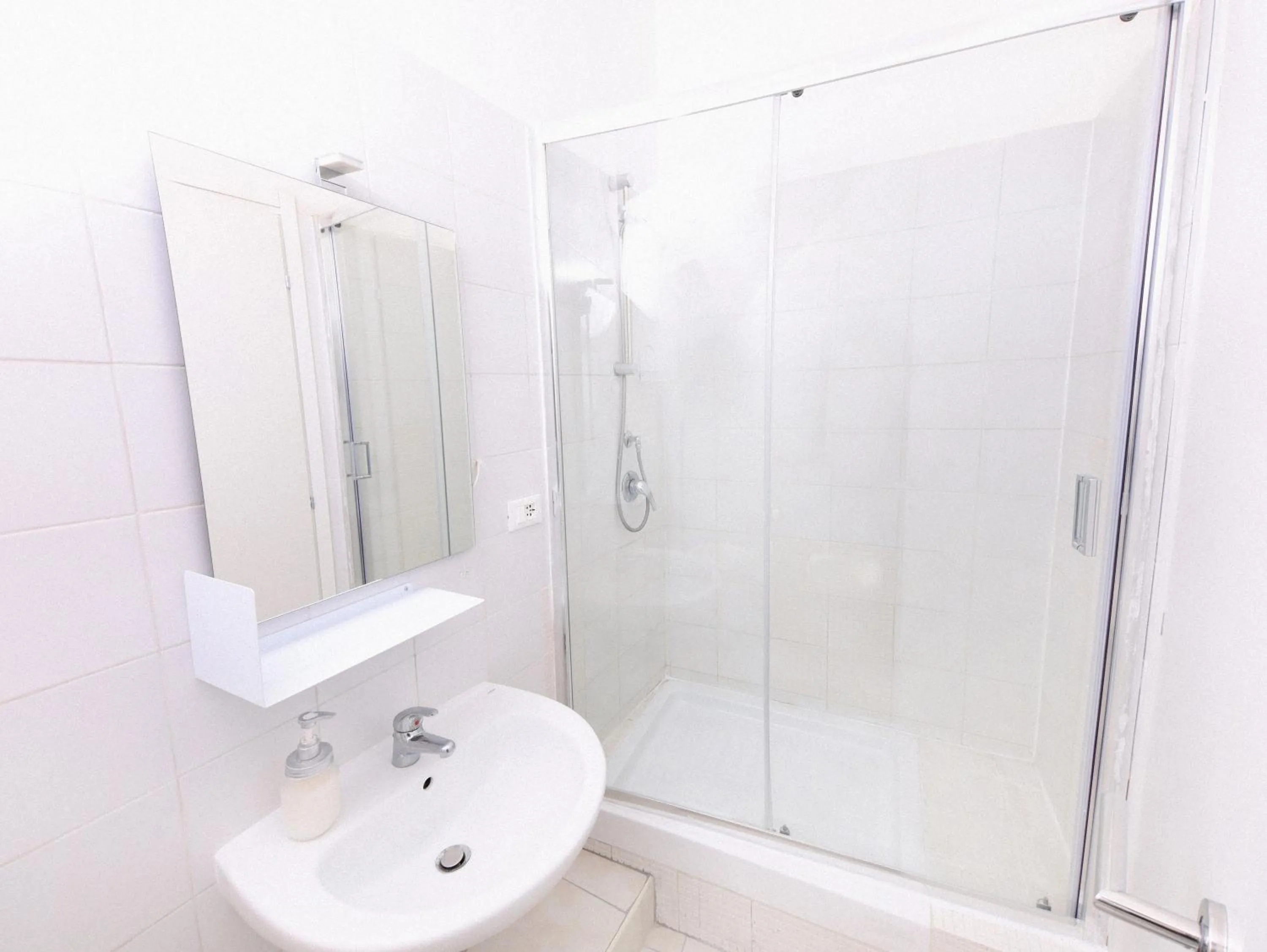 Shower in Cielo Vaticano Guest House