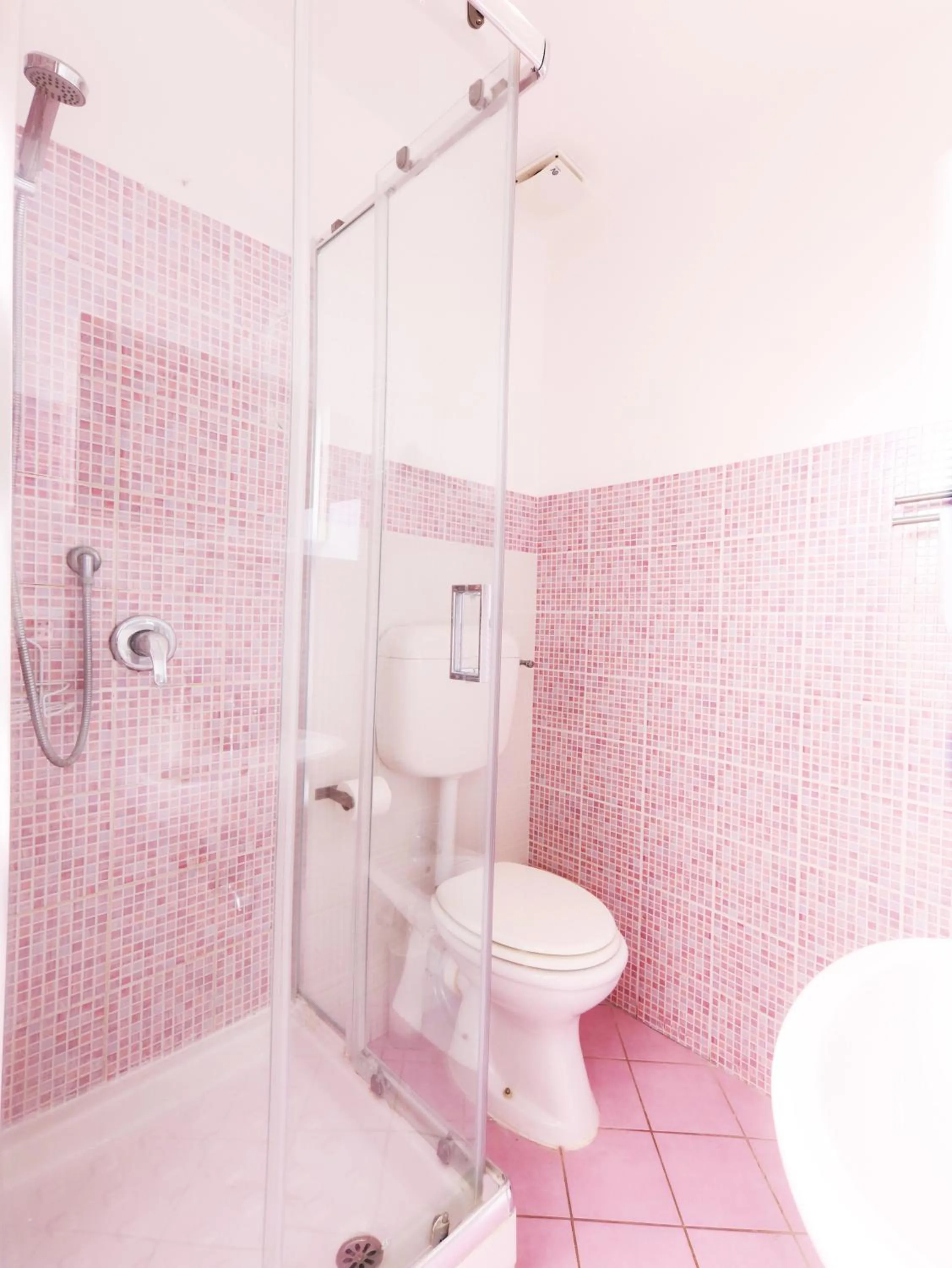 Shower in Cielo Vaticano Guest House