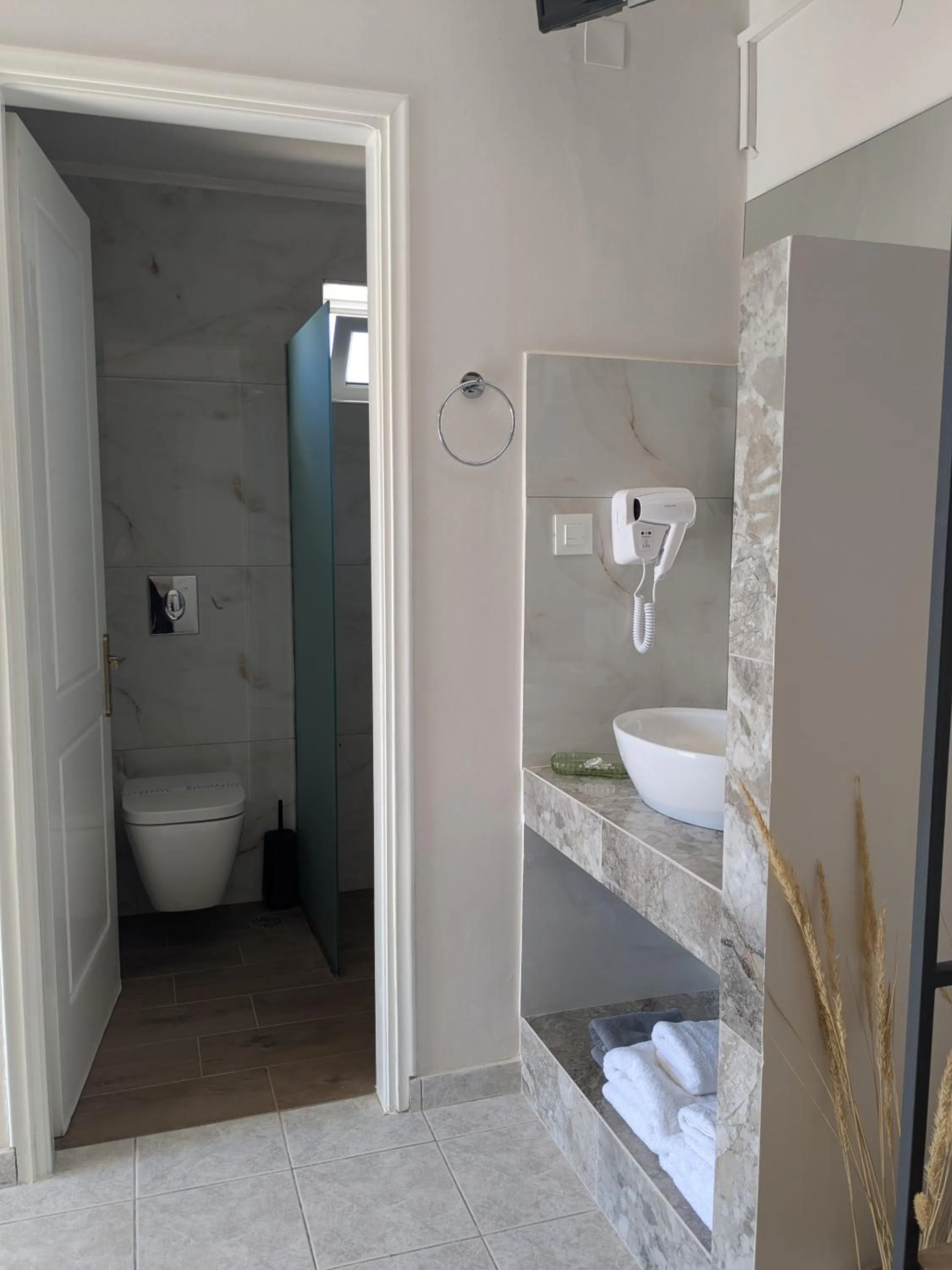 Toilet in Grapevines Hotel