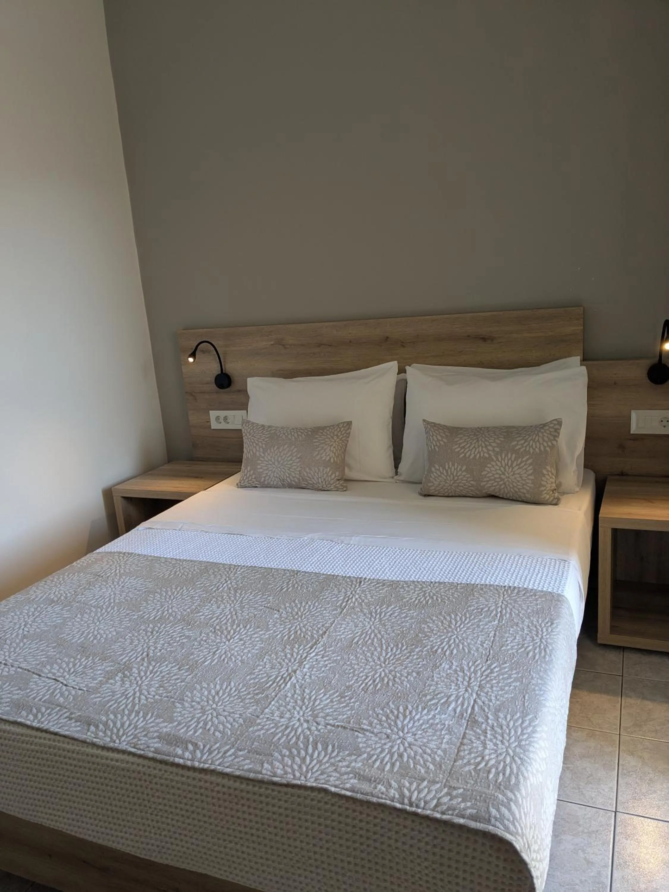 Photo of the whole room, Bed in Grapevines Hotel