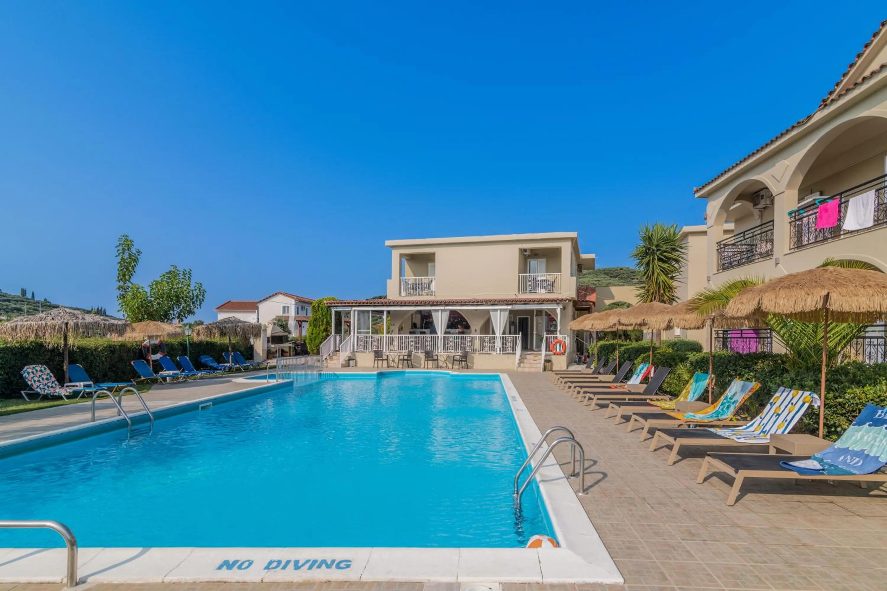Swimming pool in Grapevines Hotel