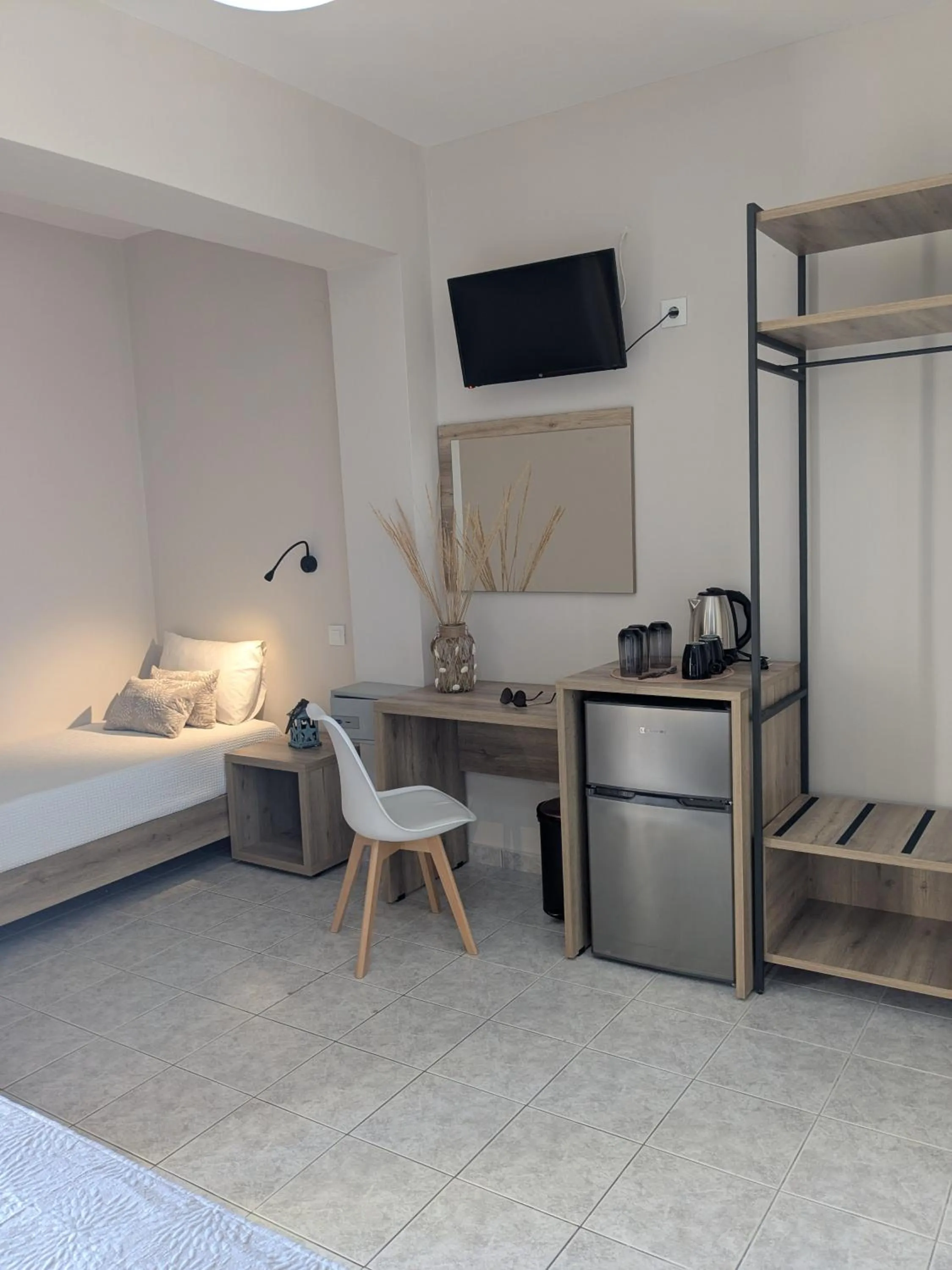 Photo of the whole room, Bed in Grapevines Hotel