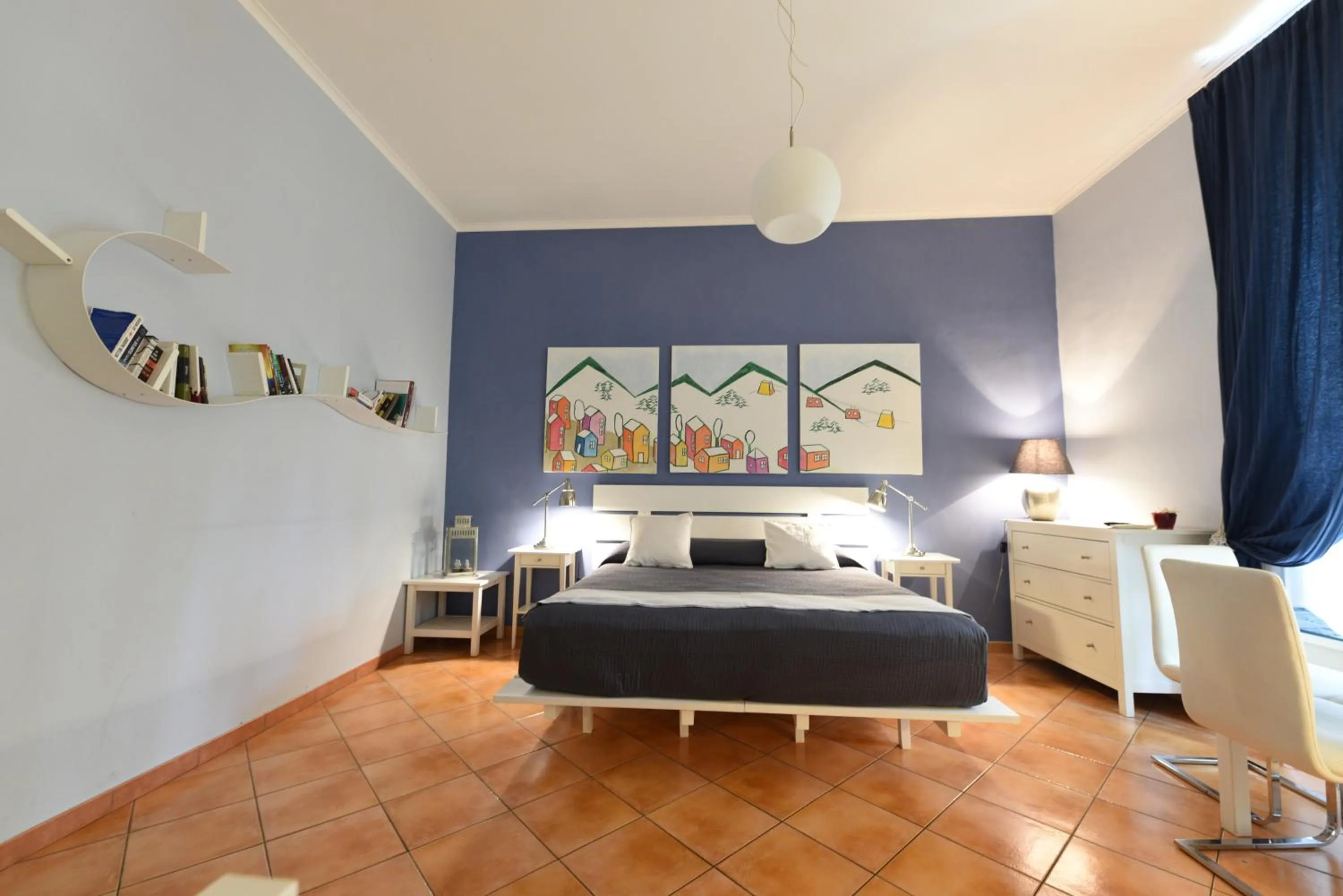 Photo of the whole room, Bed in QuodLibet