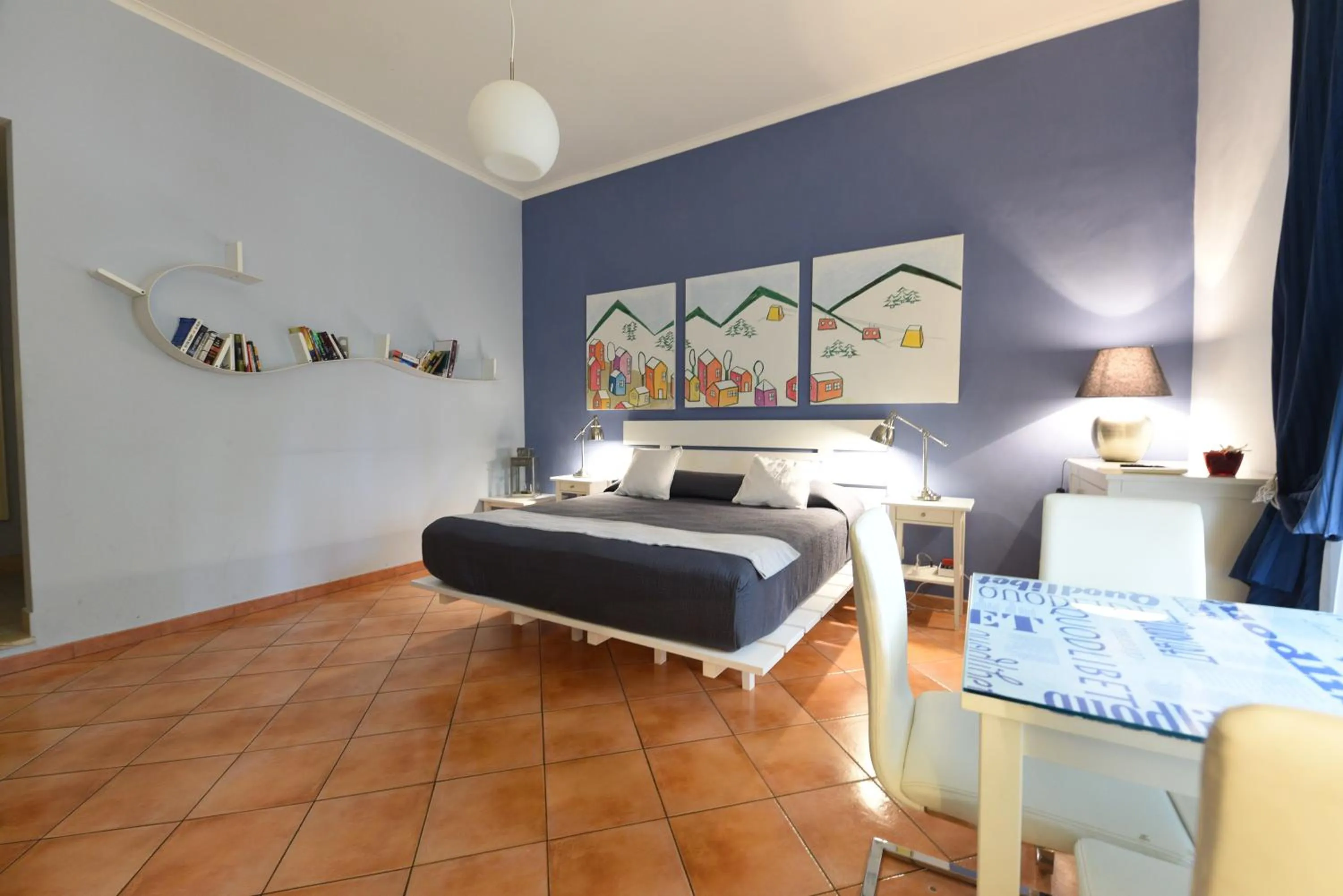 Photo of the whole room, Bed in QuodLibet