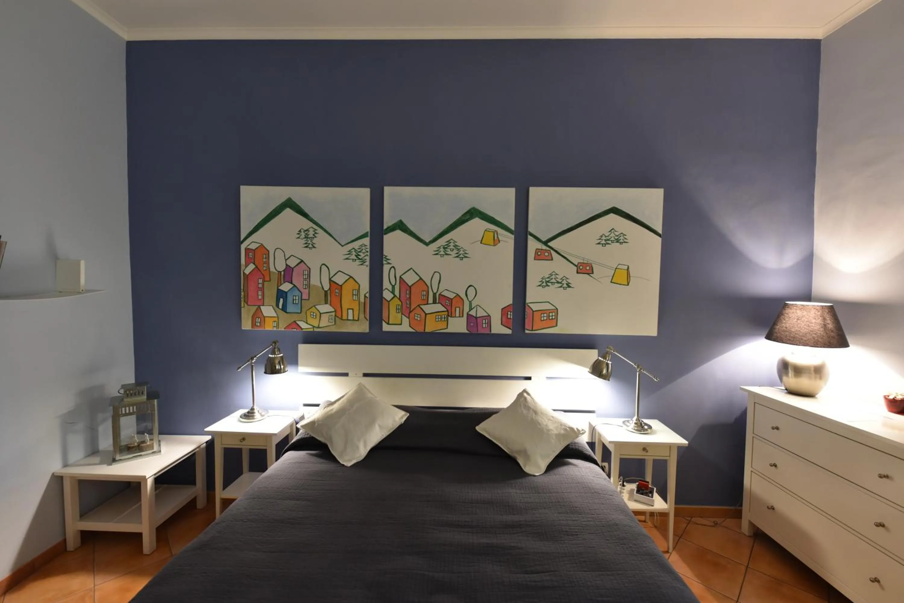 Photo of the whole room, Bed in QuodLibet