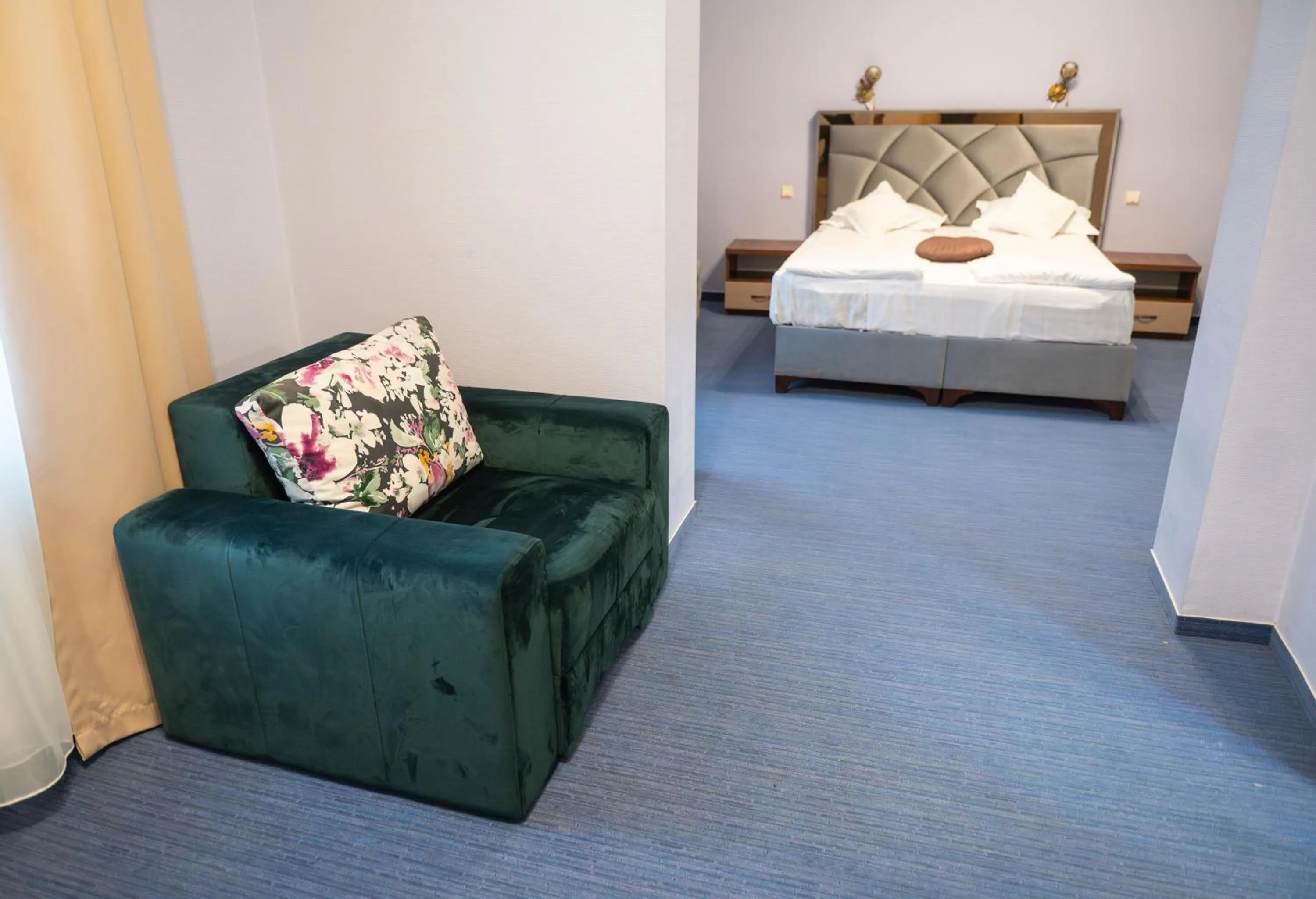 Photo of the whole room, Bed in Conacul Domnesc