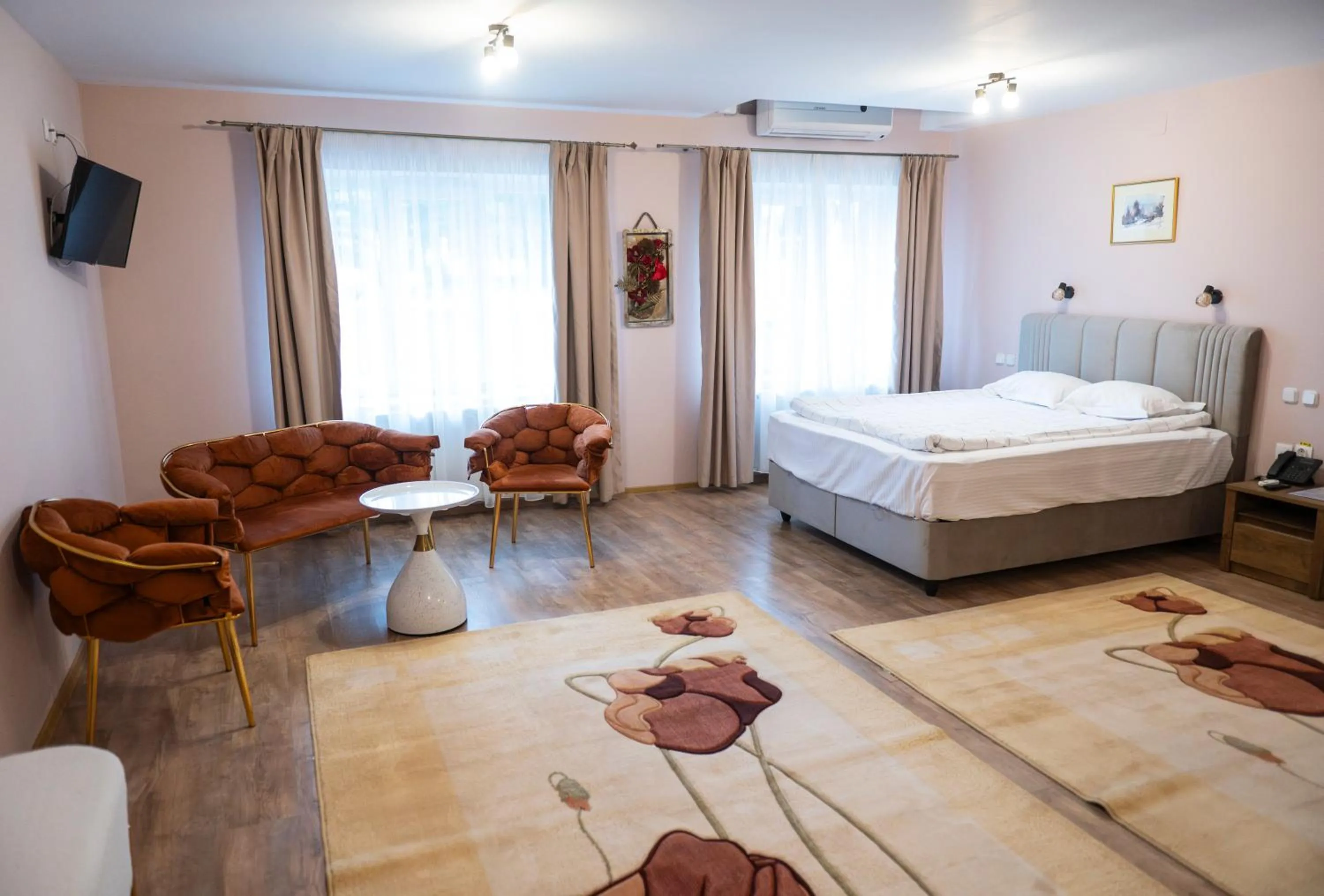 Photo of the whole room, Bed in Conacul Domnesc