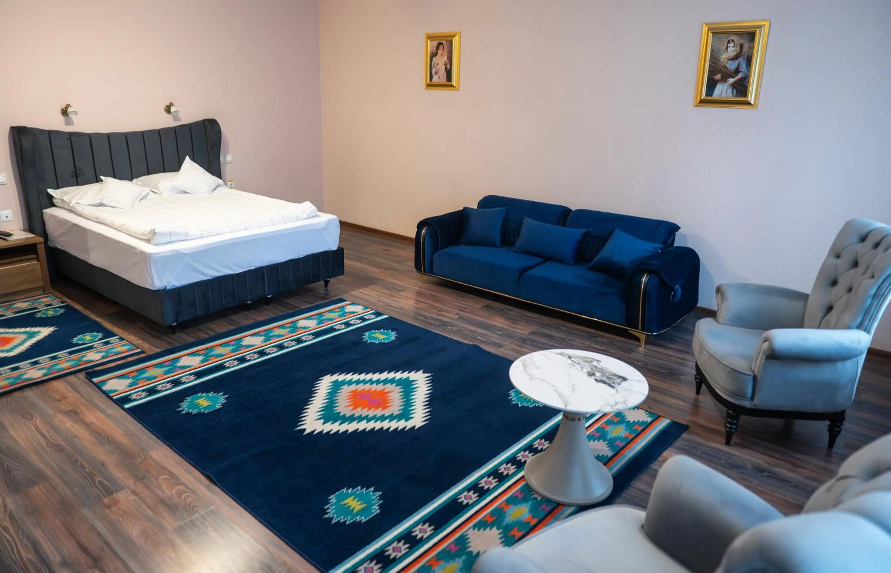 Photo of the whole room, Bed in Conacul Domnesc