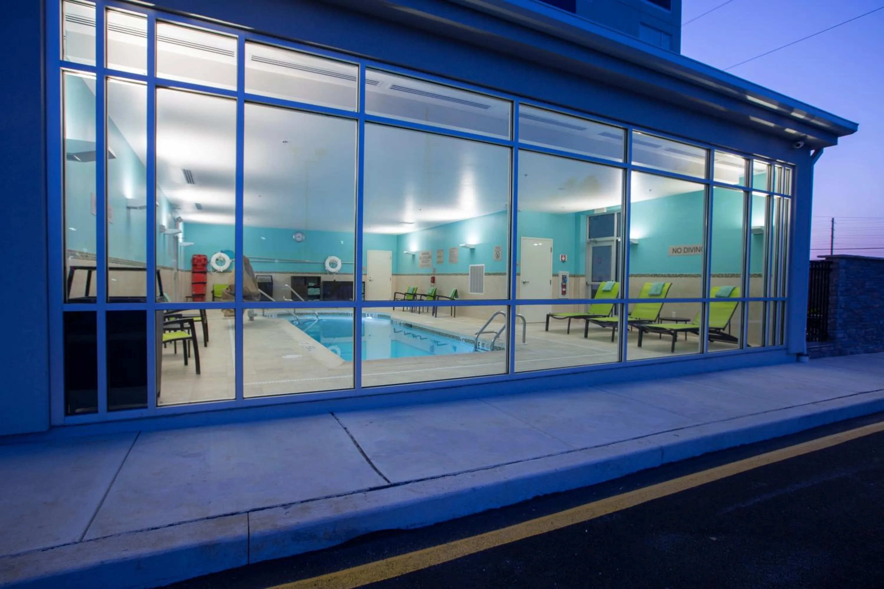 Swimming pool in Springhill Suites By Marriott Newark Downtown