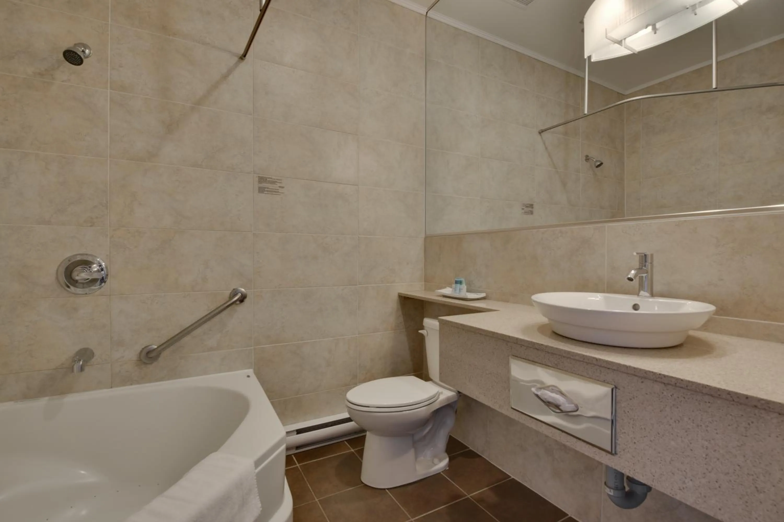 Bathroom in Hôtel et Pavillons Le Petit Manoir du Casino