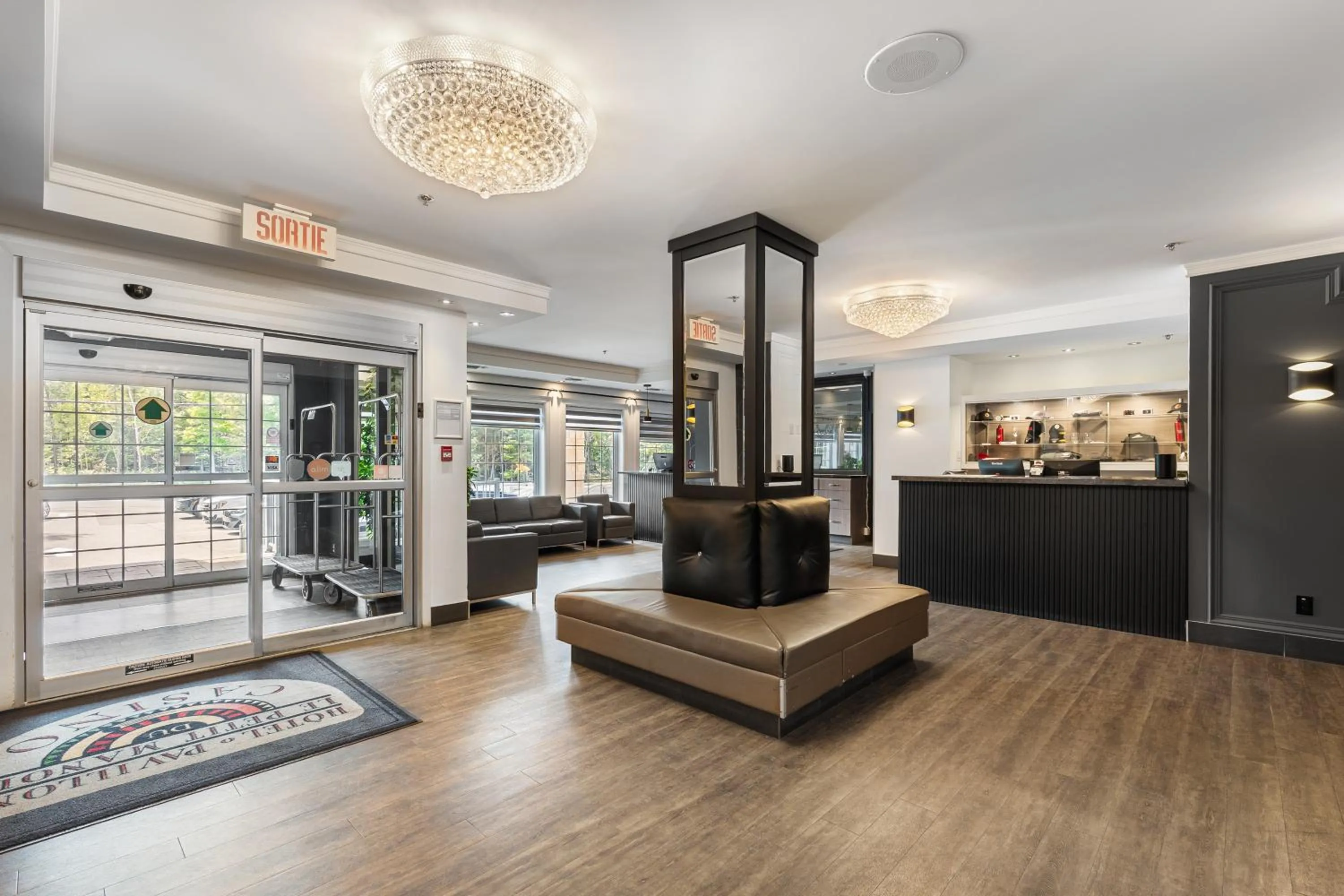 Lobby or reception in Hôtel et Pavillons Le Petit Manoir du Casino
