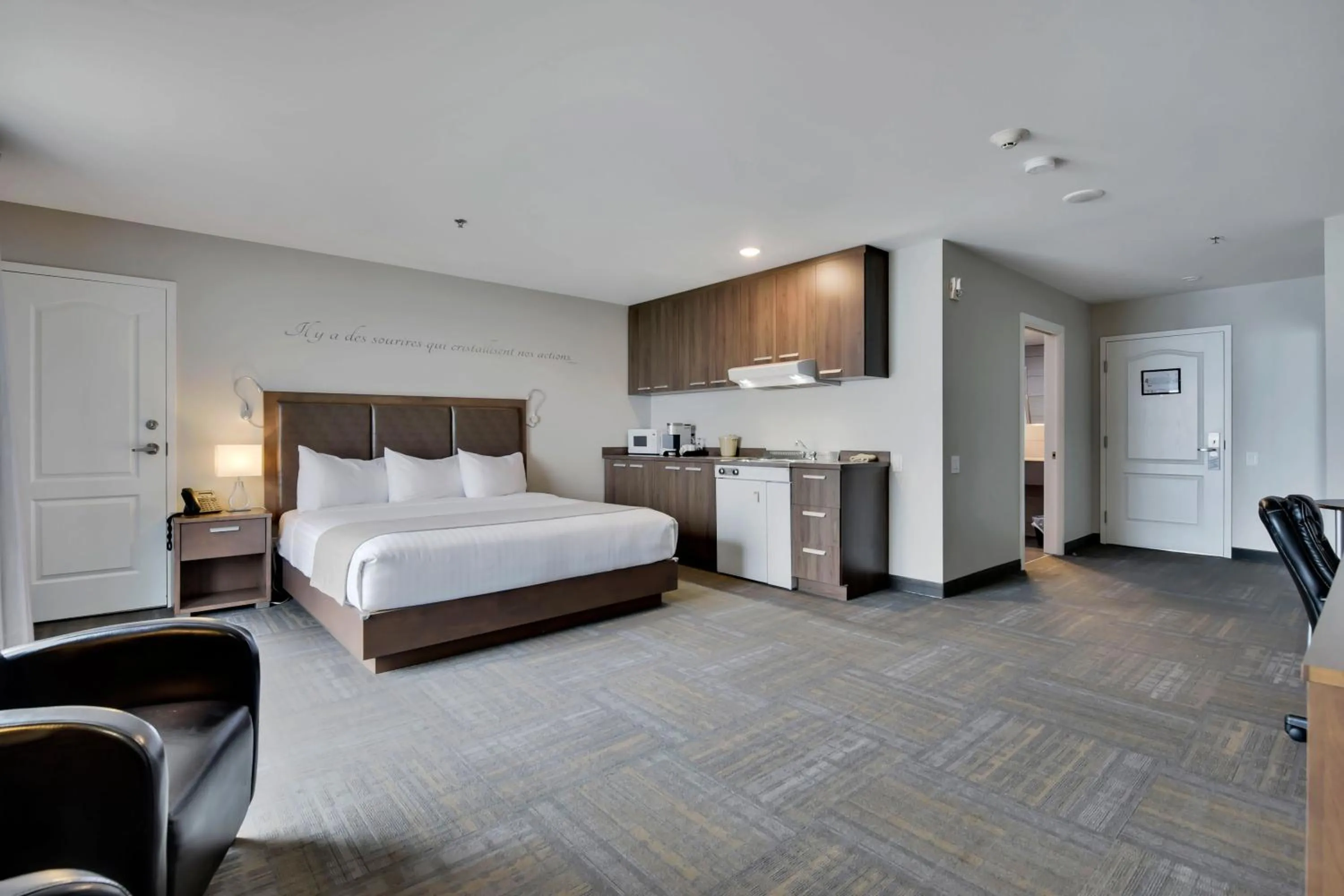 Photo of the whole room, Bed in Hôtel et Pavillons Le Petit Manoir du Casino