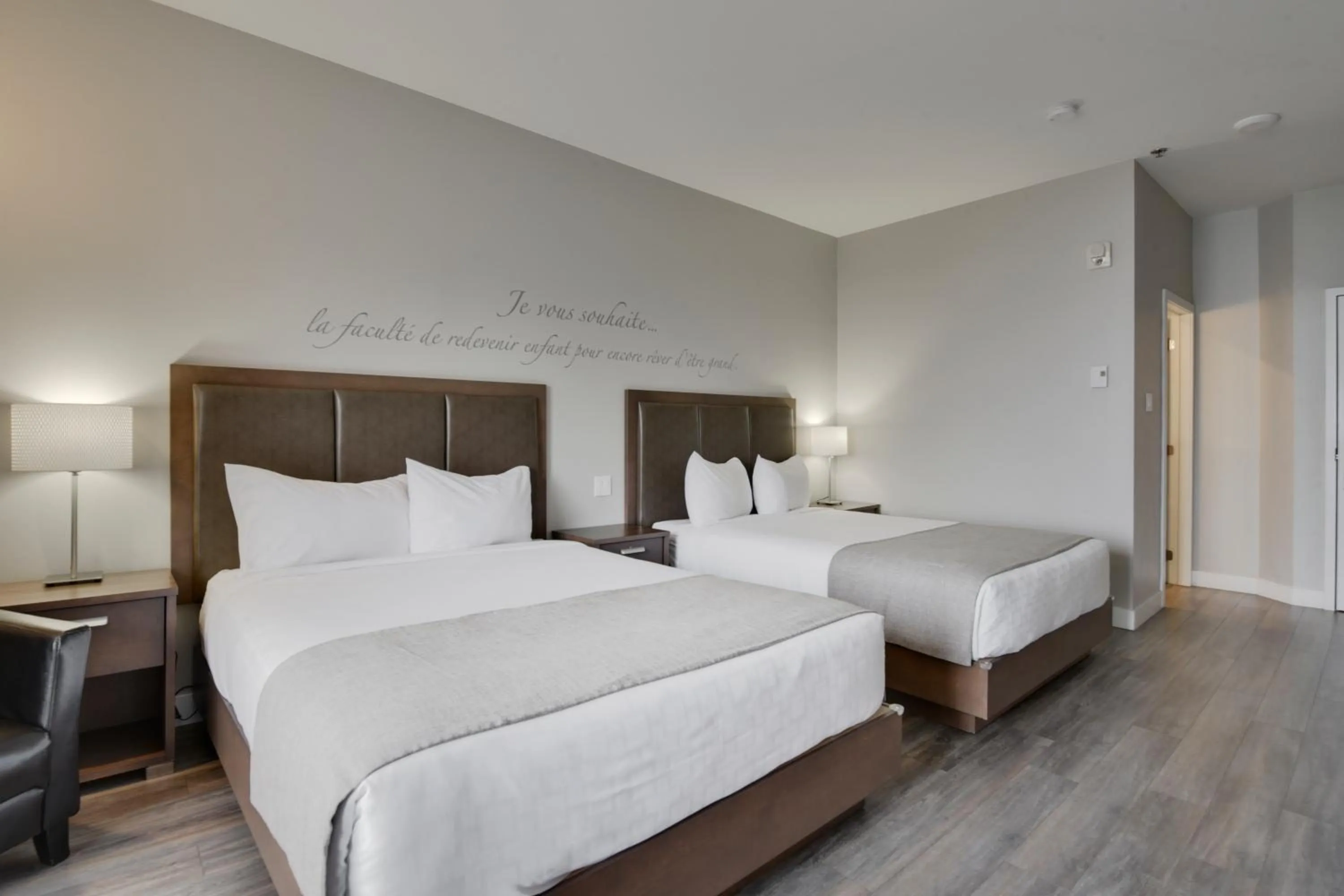 Bed in Hôtel et Pavillons Le Petit Manoir du Casino