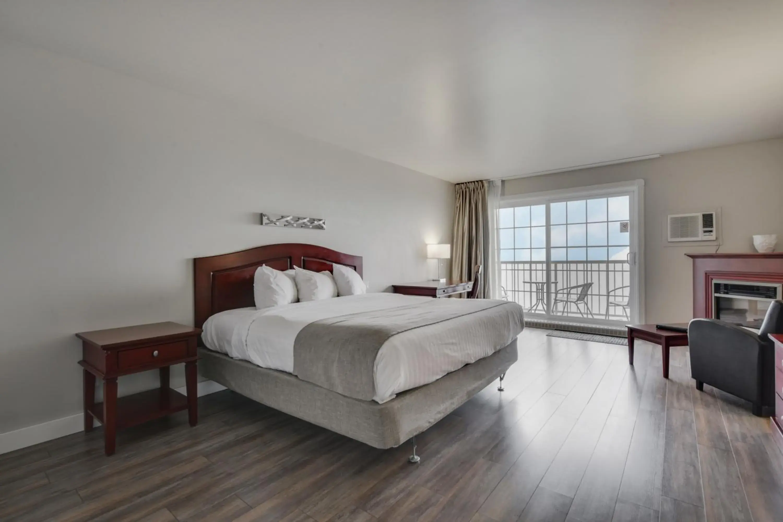 Pavillon - Standard King Room in Hôtel et Pavillons Le Petit Manoir du Casino Pavillon - Standard King Room in Hôtel et Pavillons Le Petit Manoir du Casino