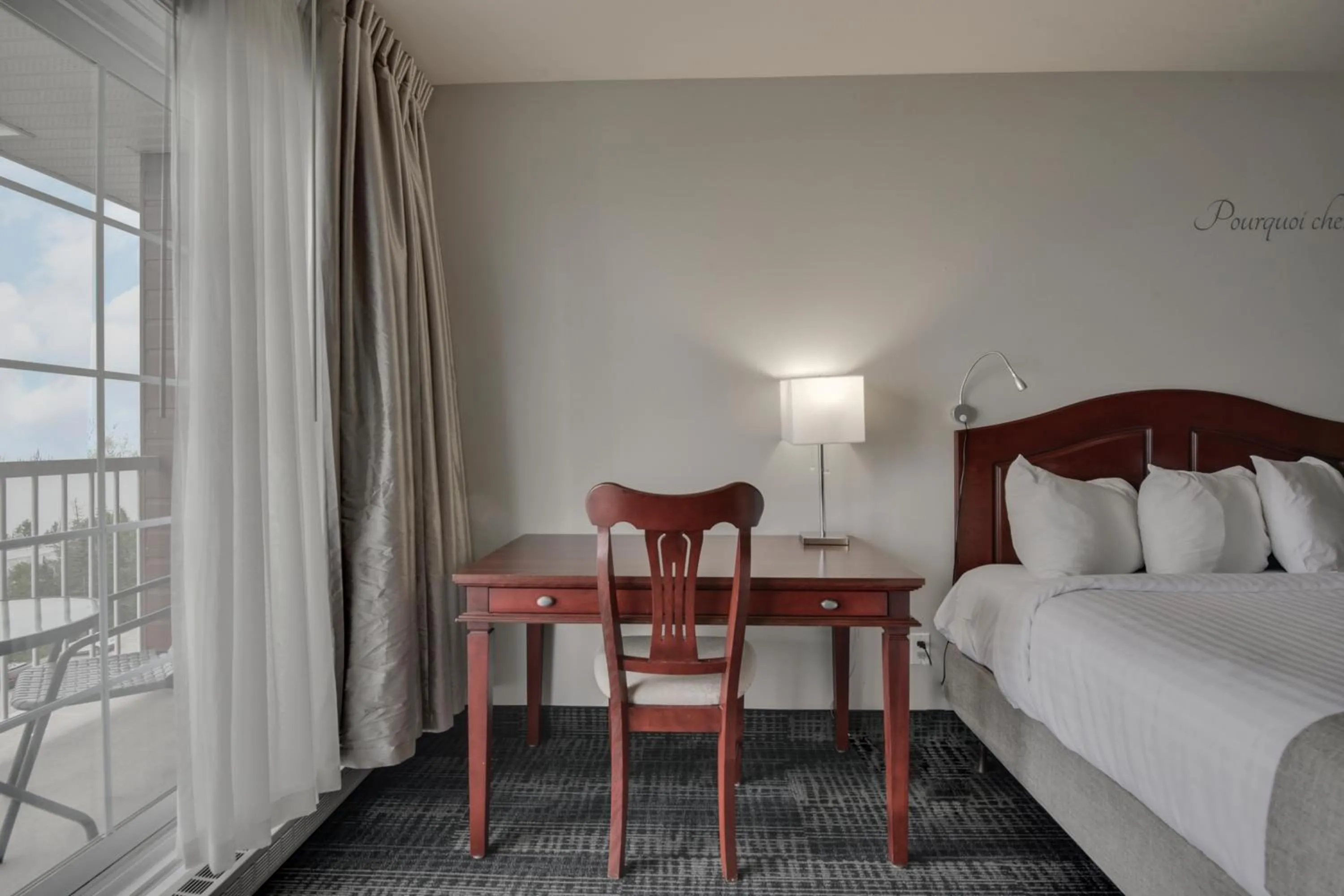 Seating area, Bed in Hôtel et Pavillons Le Petit Manoir du Casino