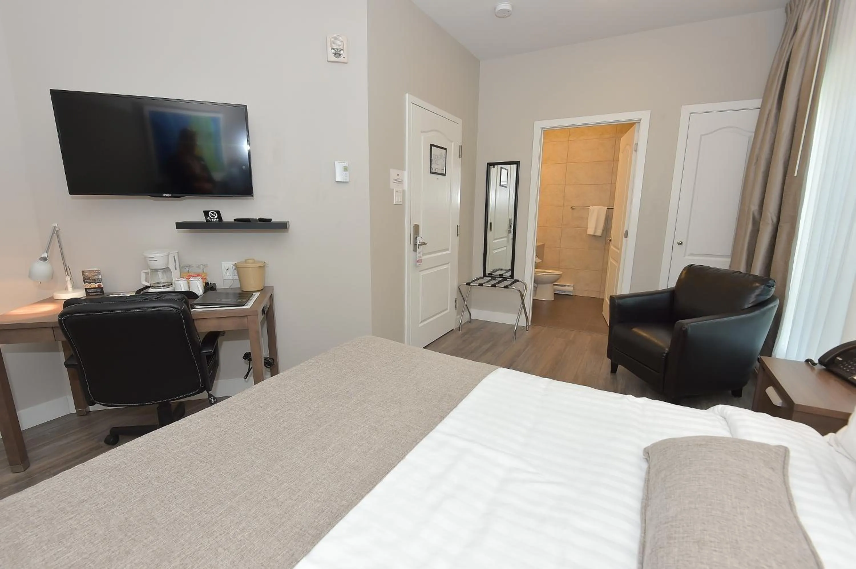 Photo of the whole room, Bed in Hôtel et Pavillons Le Petit Manoir du Casino