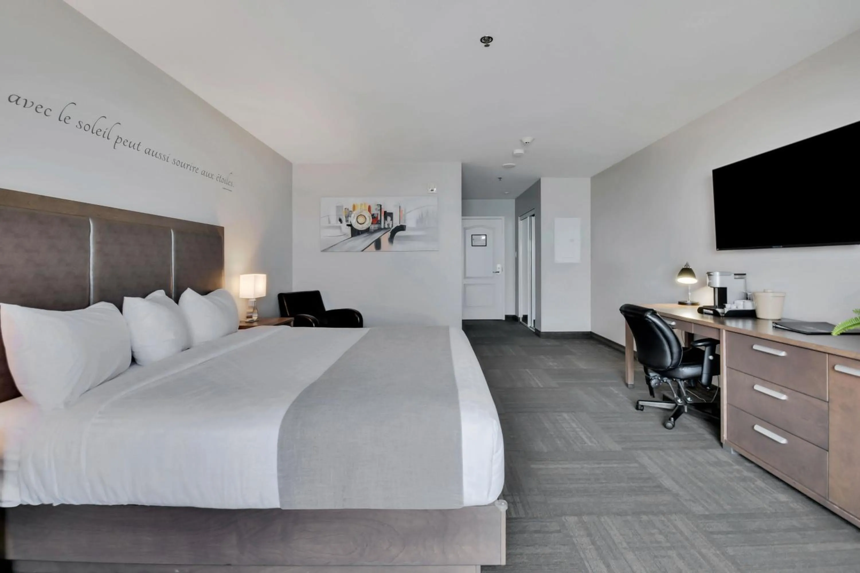 Bed in Hôtel et Pavillons Le Petit Manoir du Casino