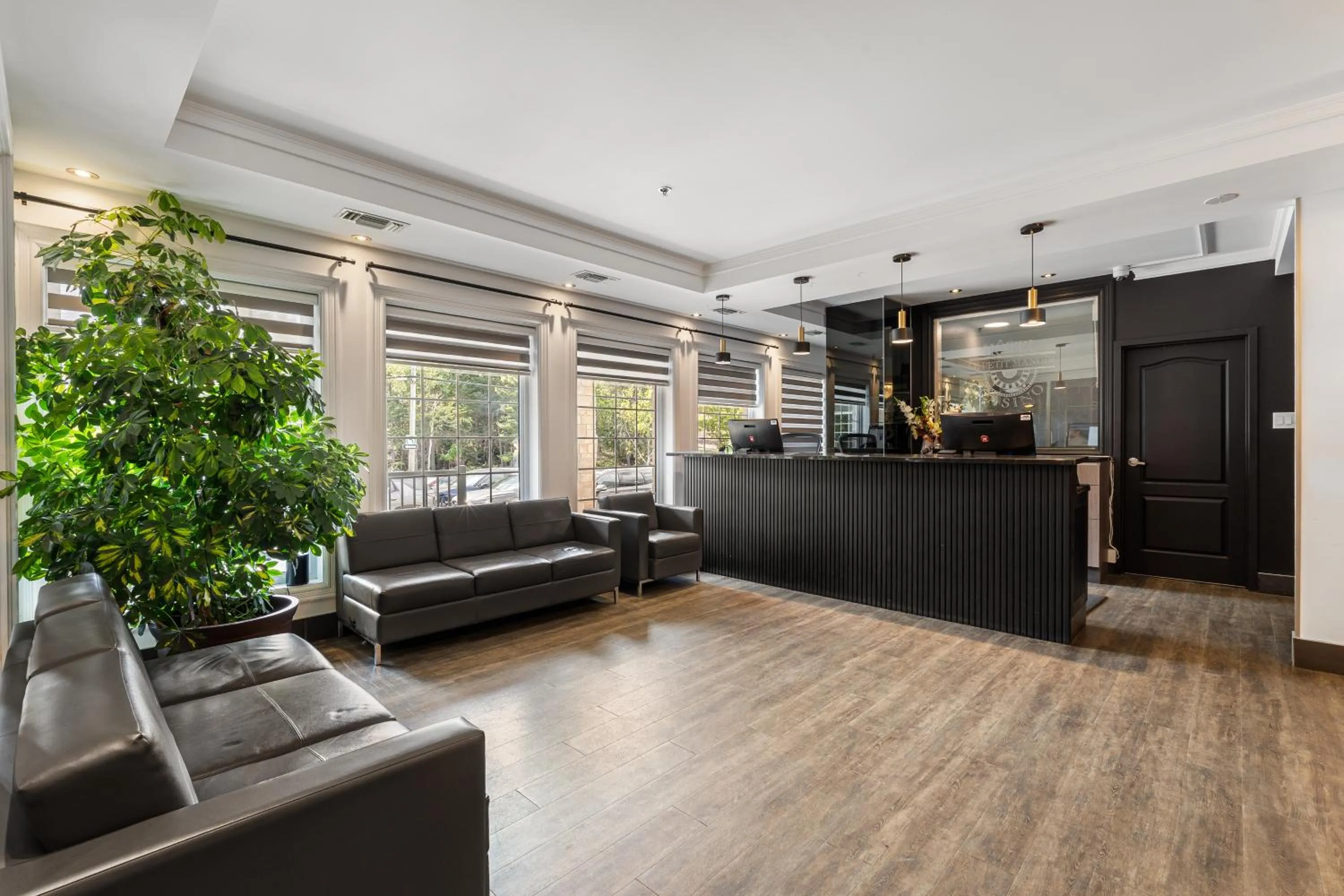 Lobby or reception in Hôtel et Pavillons Le Petit Manoir du Casino