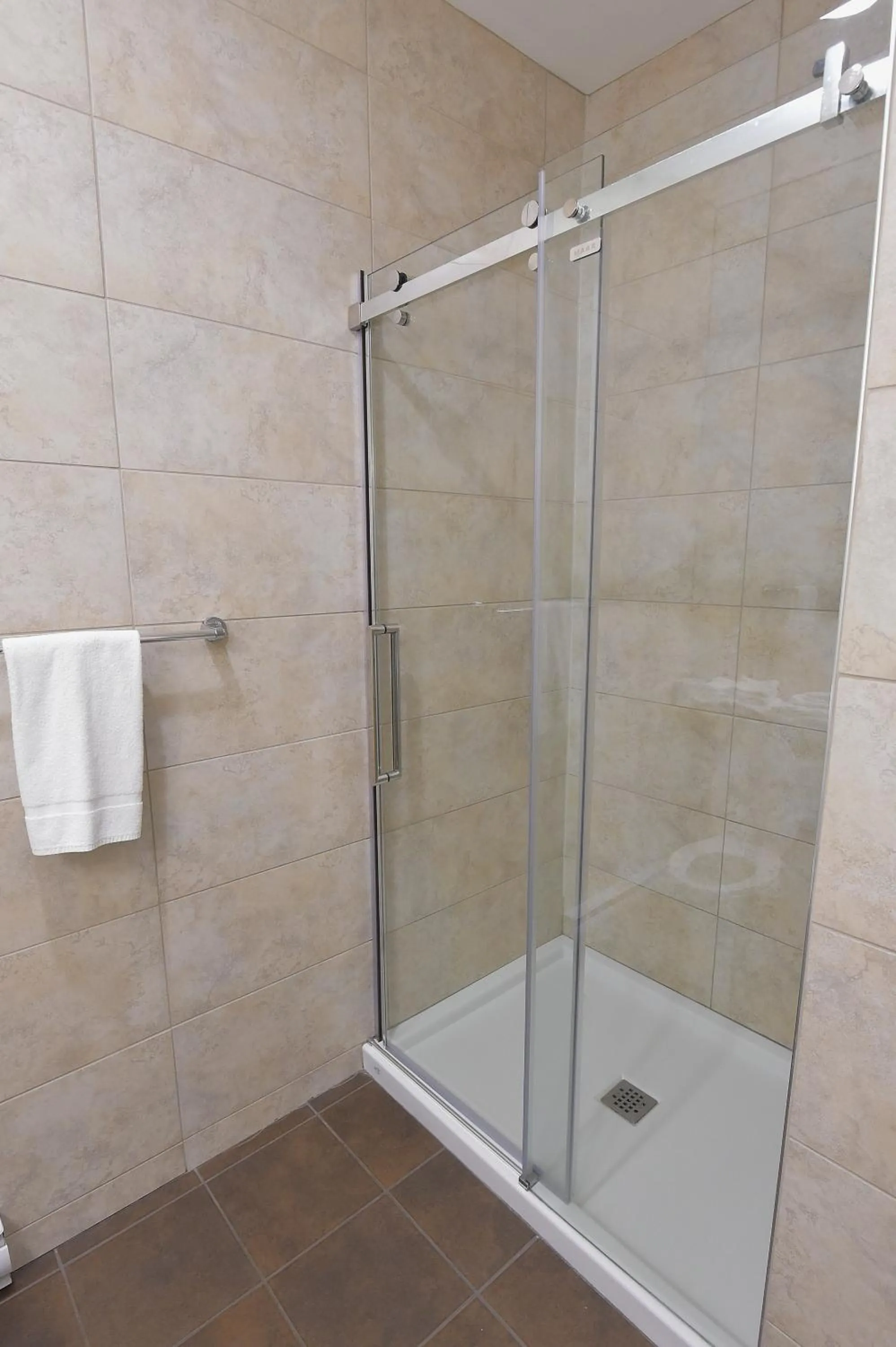 Shower in Hôtel et Pavillons Le Petit Manoir du Casino