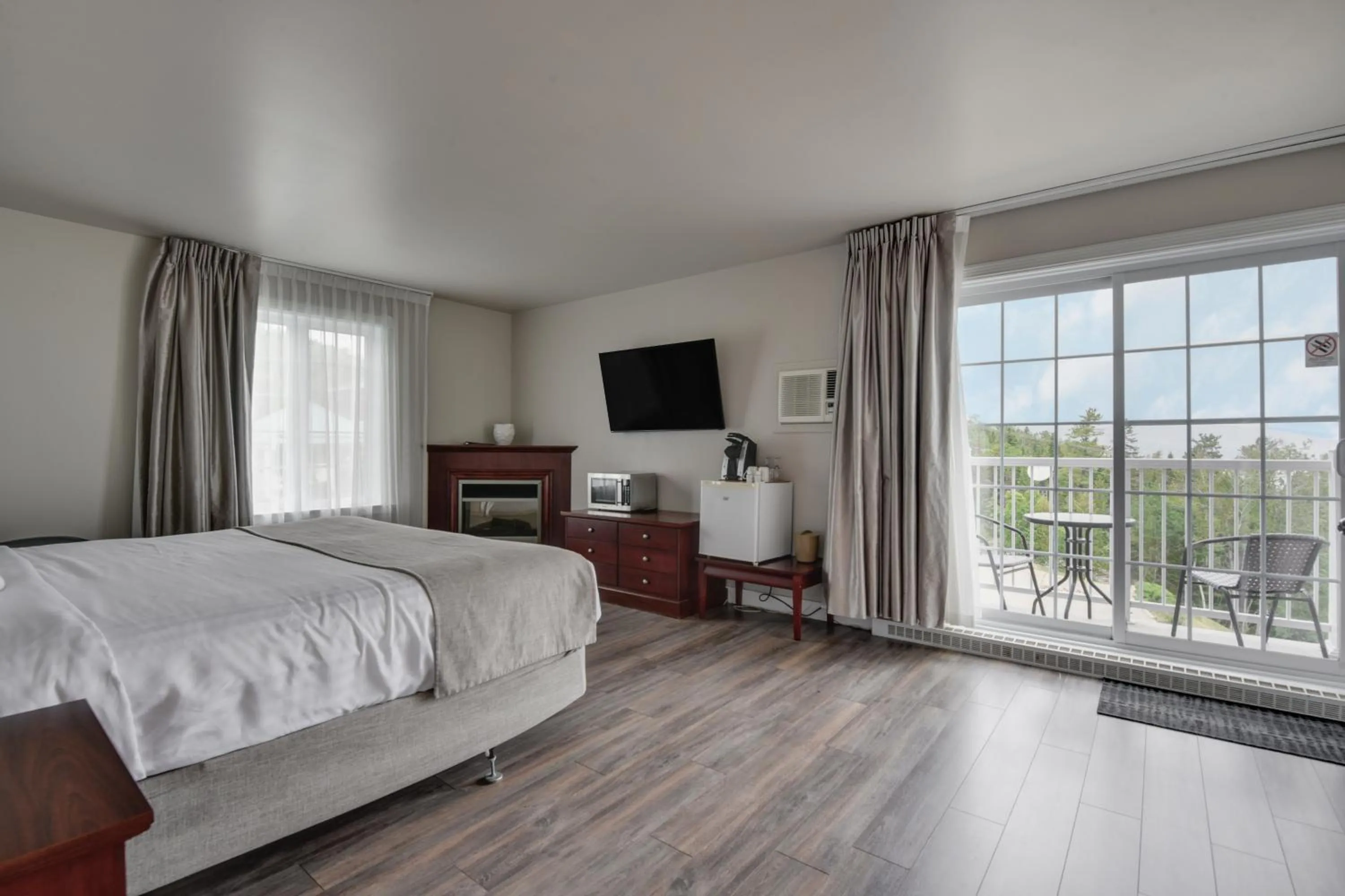 Photo of the whole room, Bed in Hôtel et Pavillons Le Petit Manoir du Casino