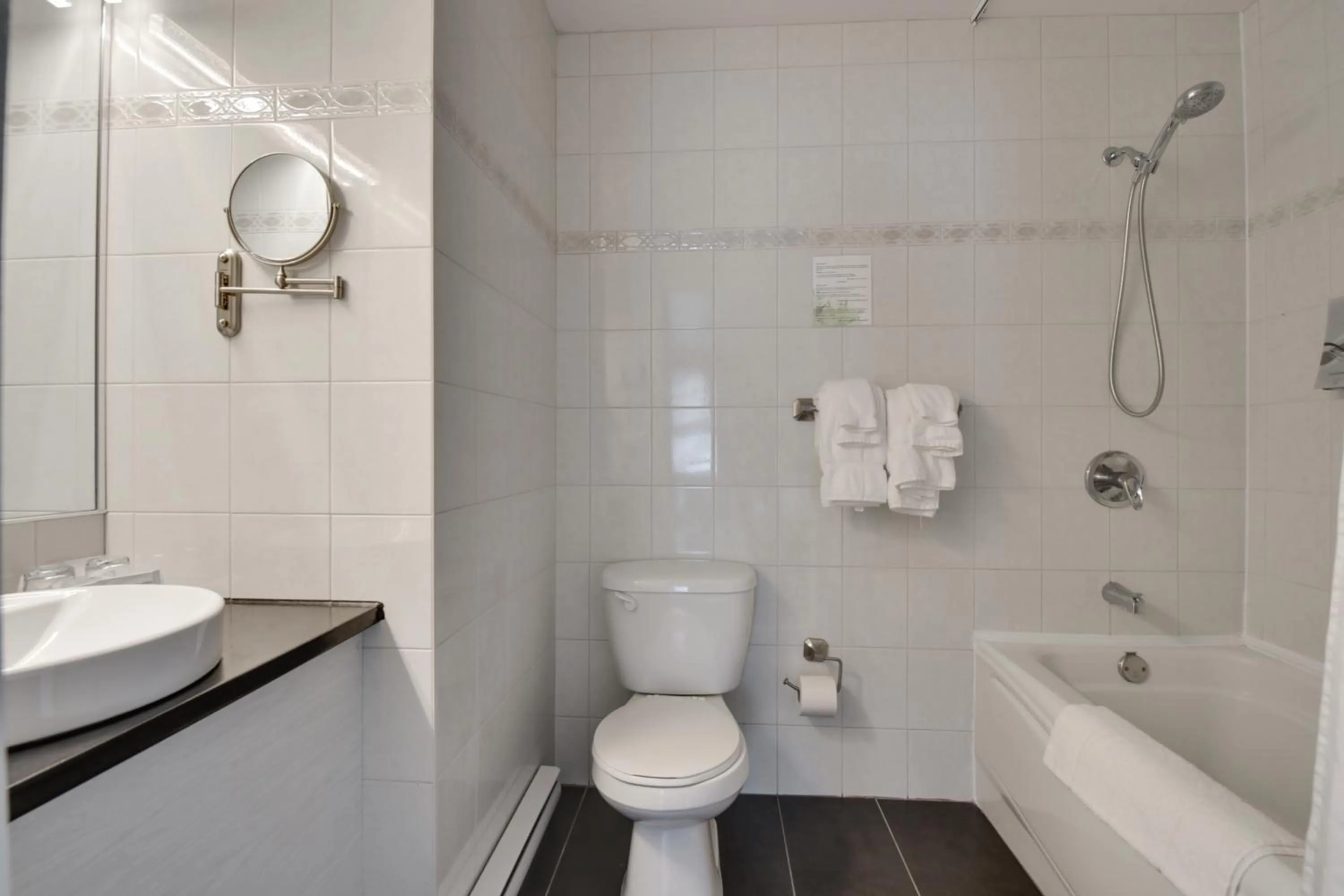 Bathroom in Hôtel et Pavillons Le Petit Manoir du Casino