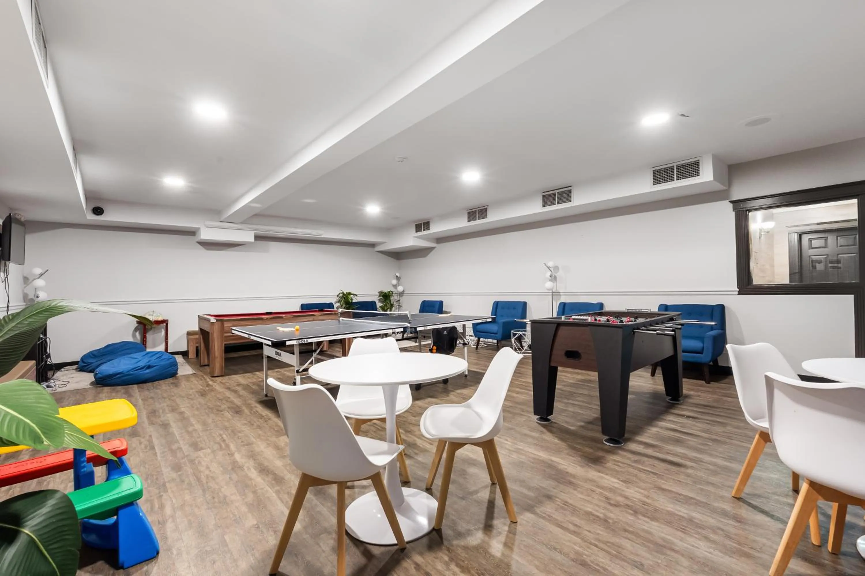 Game Room in Hôtel et Pavillons Le Petit Manoir du Casino