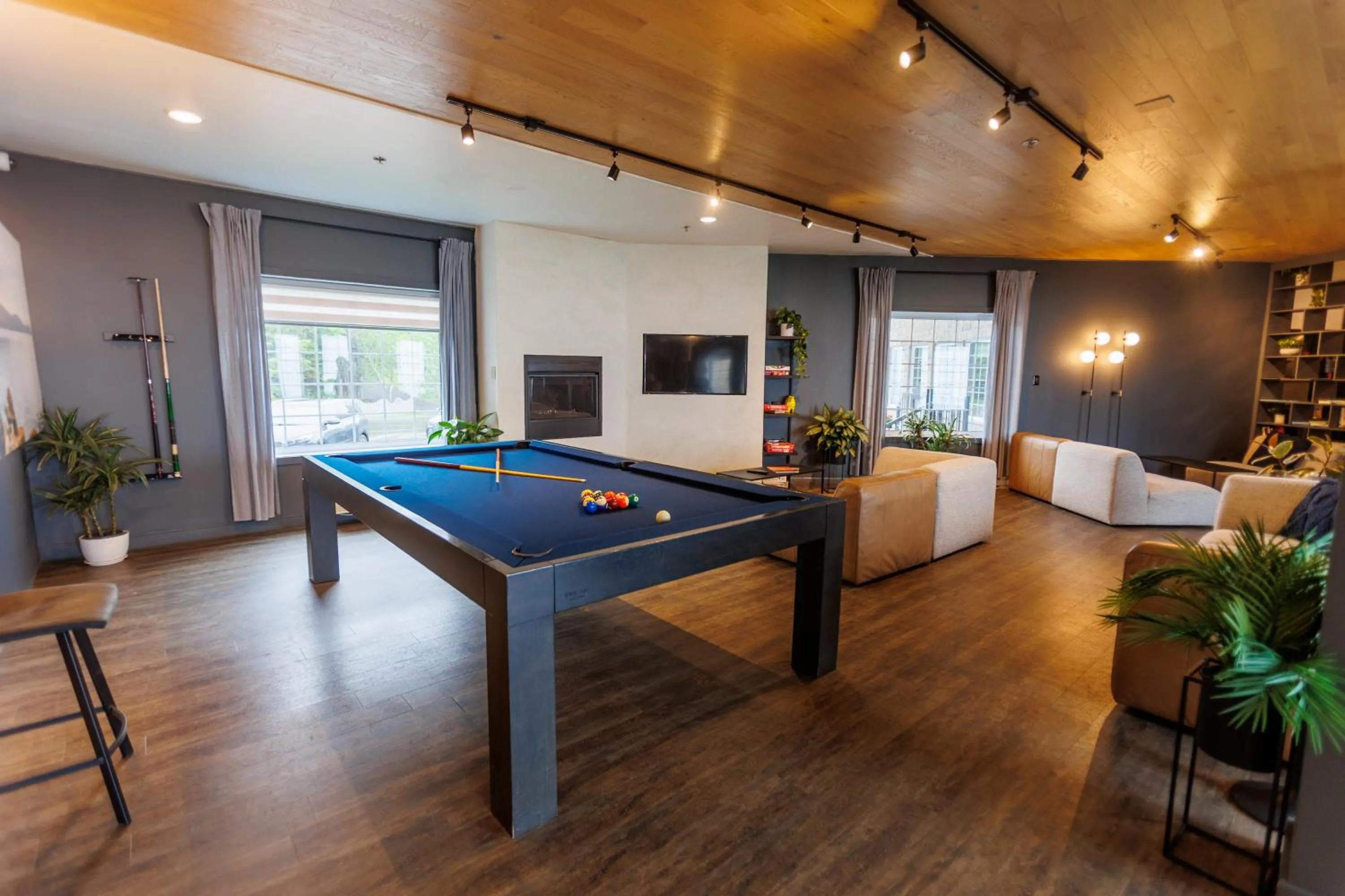 Communal lounge/ TV room in Hôtel et Pavillons Le Petit Manoir du Casino