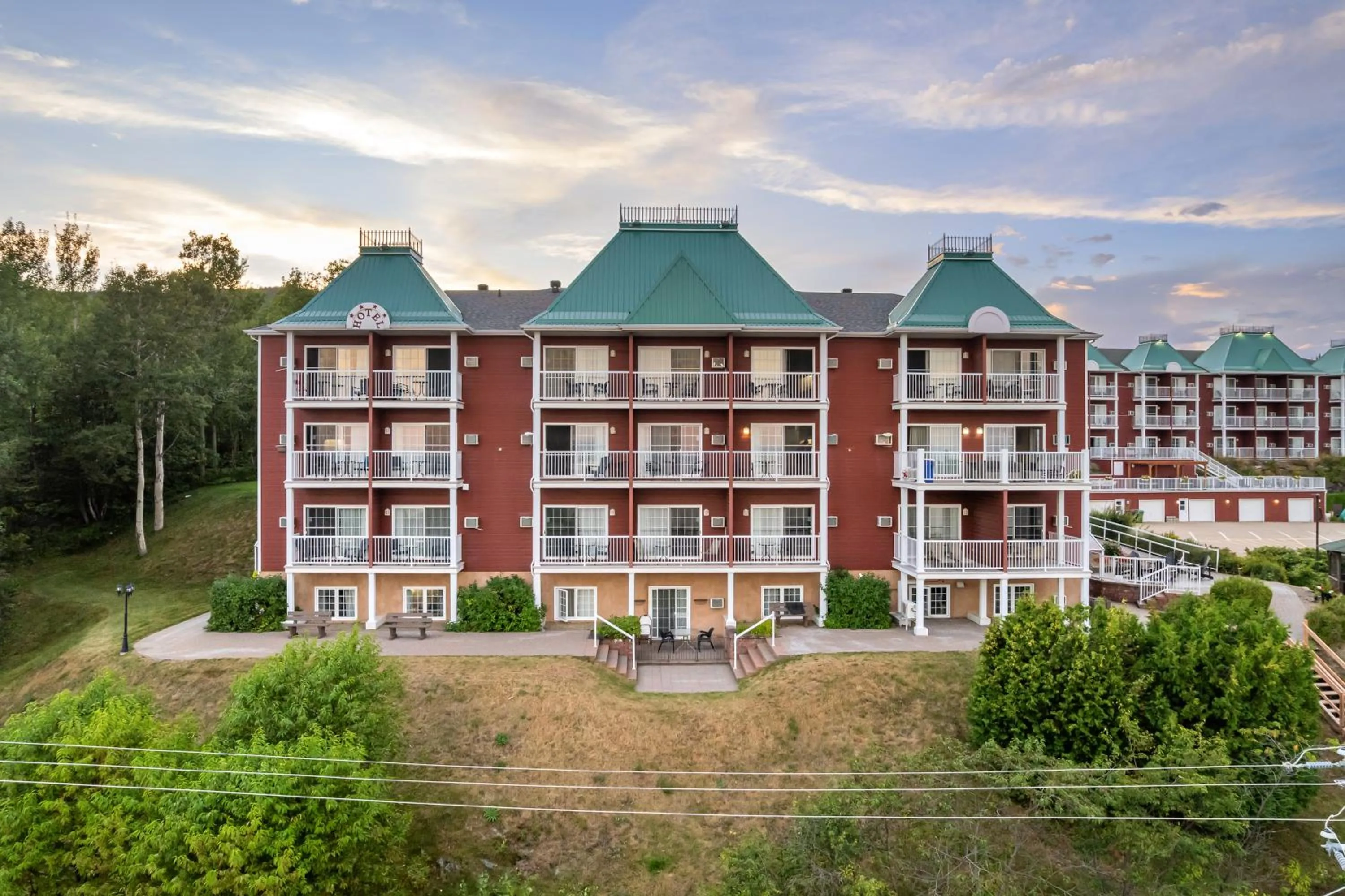 Family in Hôtel et Pavillons Le Petit Manoir du Casino