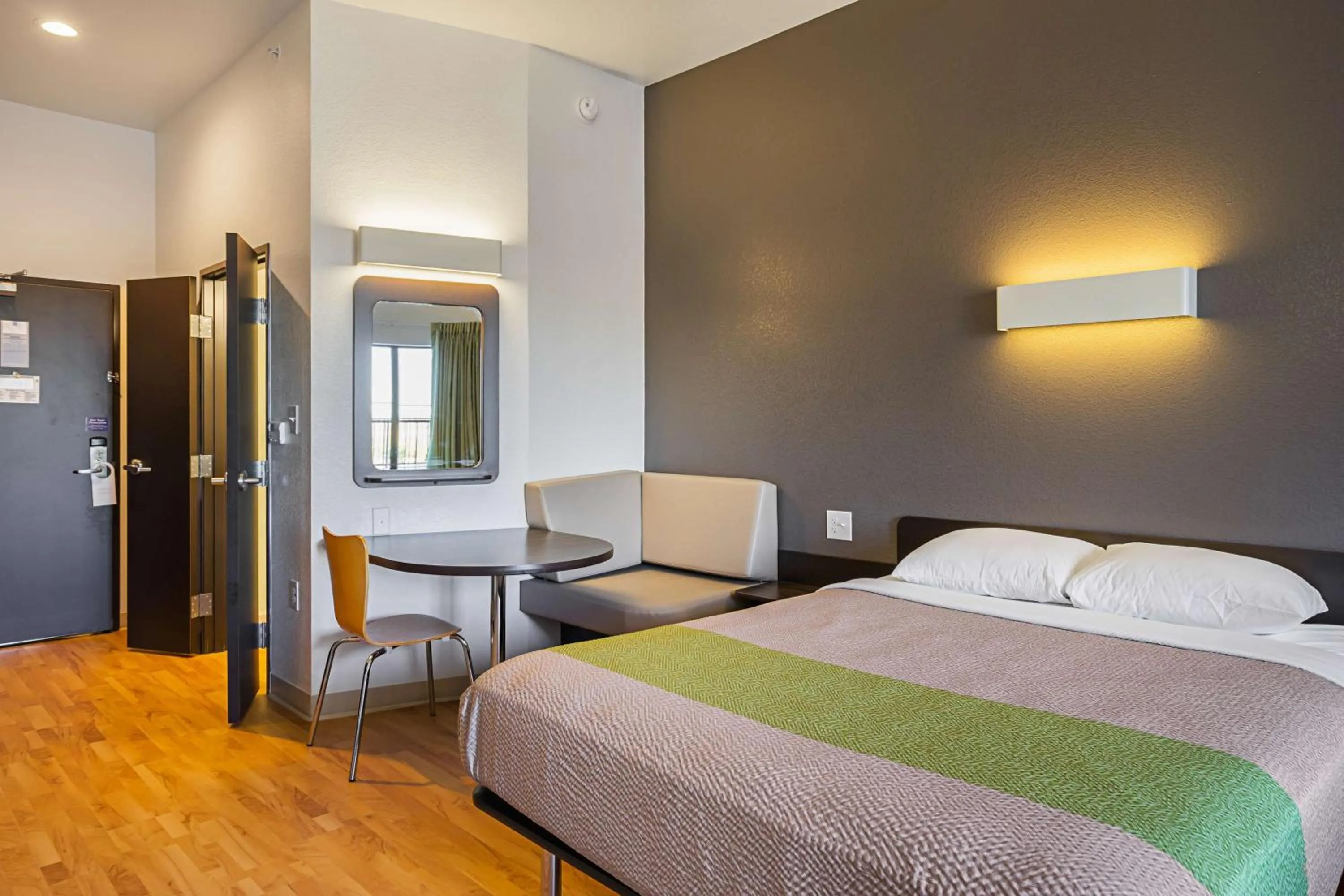 Photo of the whole room, Bed in Studio 6-Buda, TX