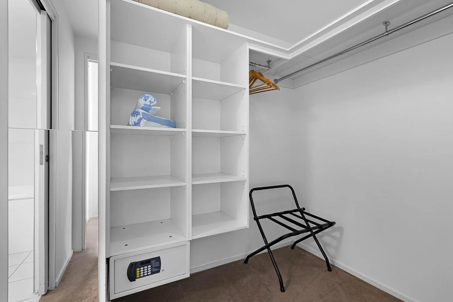 wardrobe in Peninsula Airlie Beach