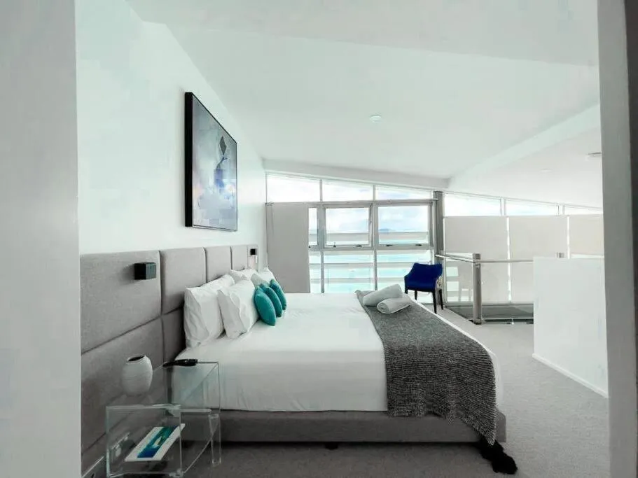 Bedroom, Bed in Peninsula Airlie Beach