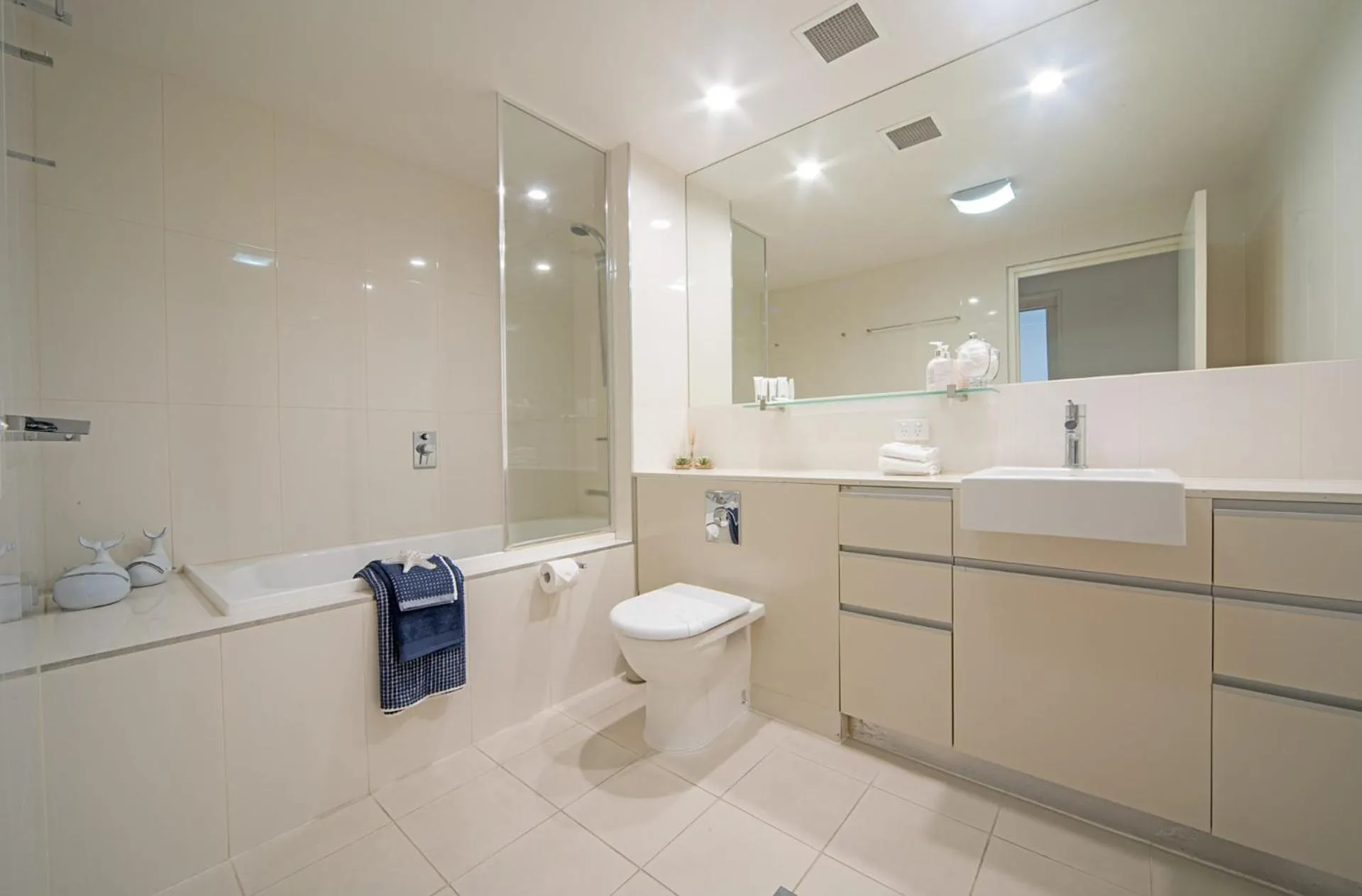 Shower in Peninsula Airlie Beach