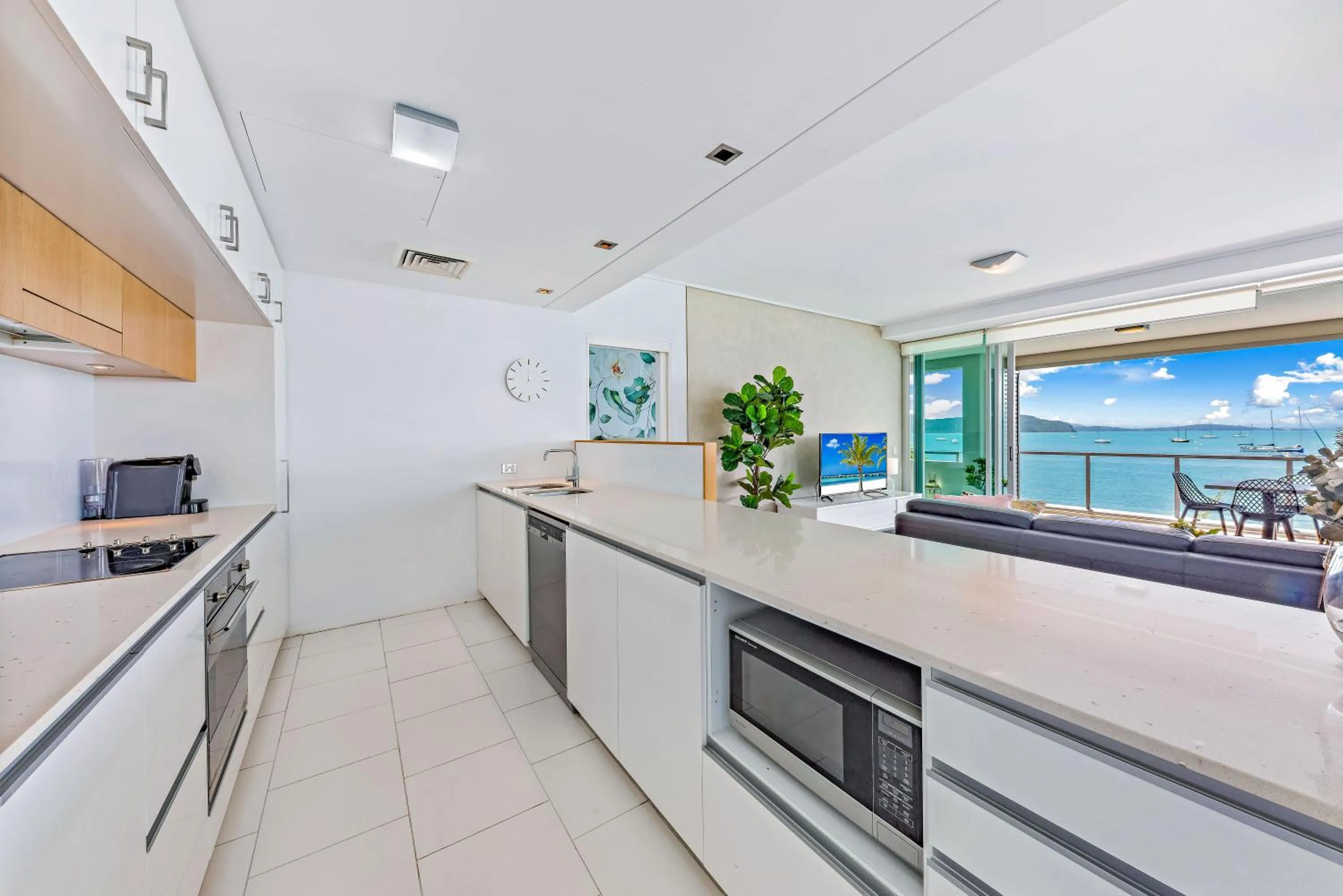 Kitchen or kitchenette in Peninsula Airlie Beach