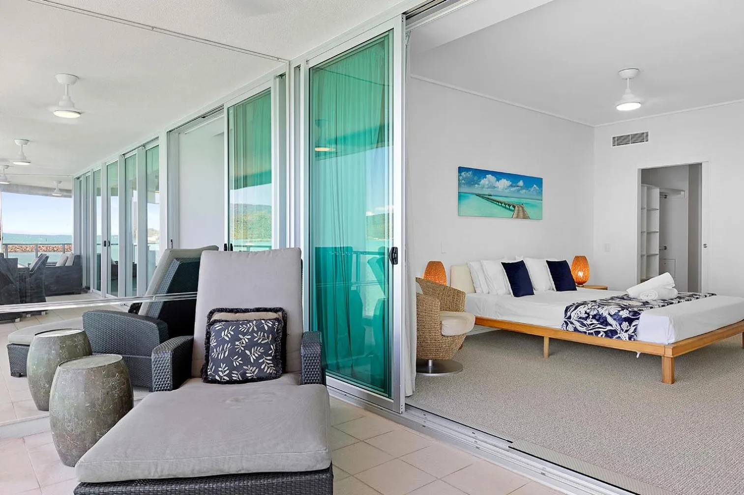 Seating area, Bed in Peninsula Airlie Beach