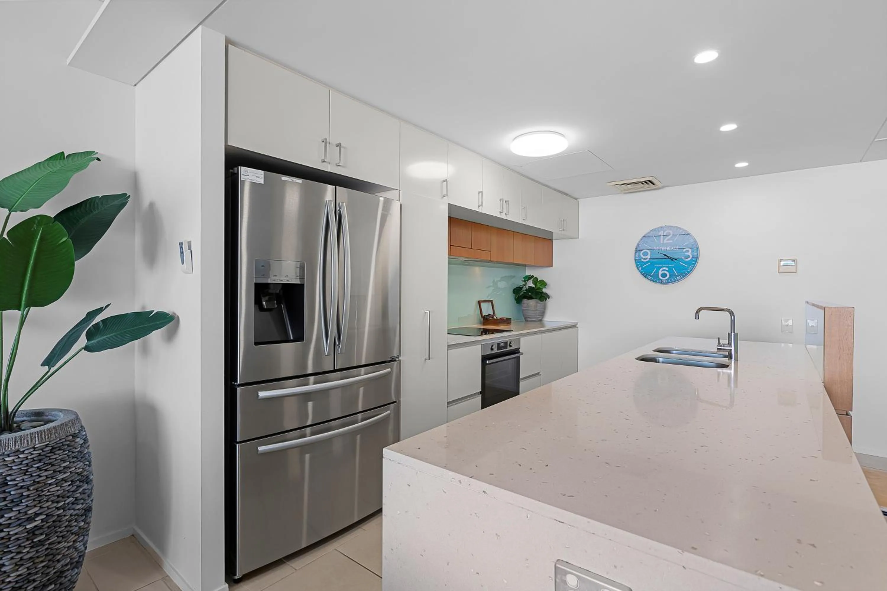 kitchen in Peninsula Airlie Beach