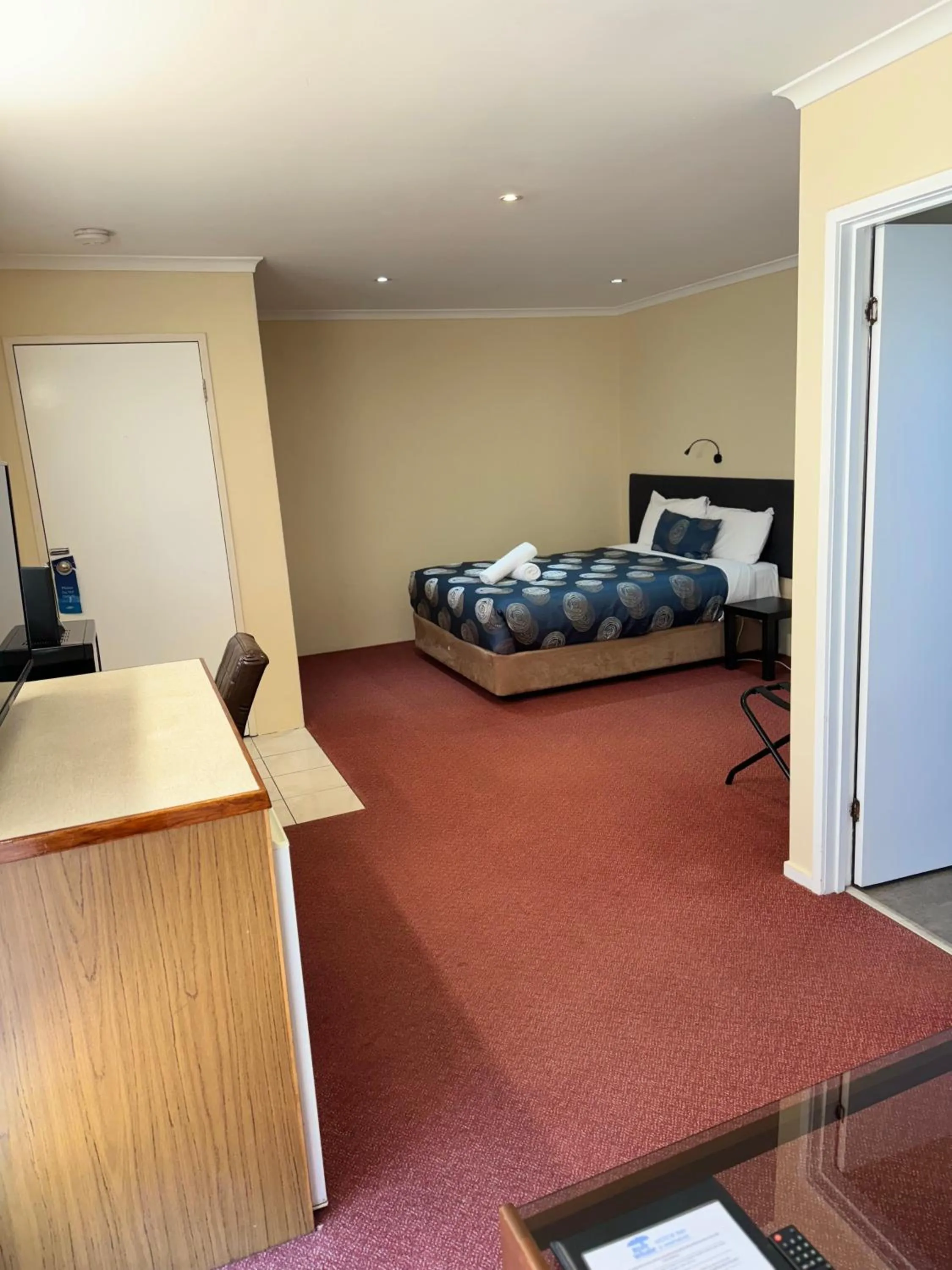 Bed in Blue Whale Motor Inn & Apartments