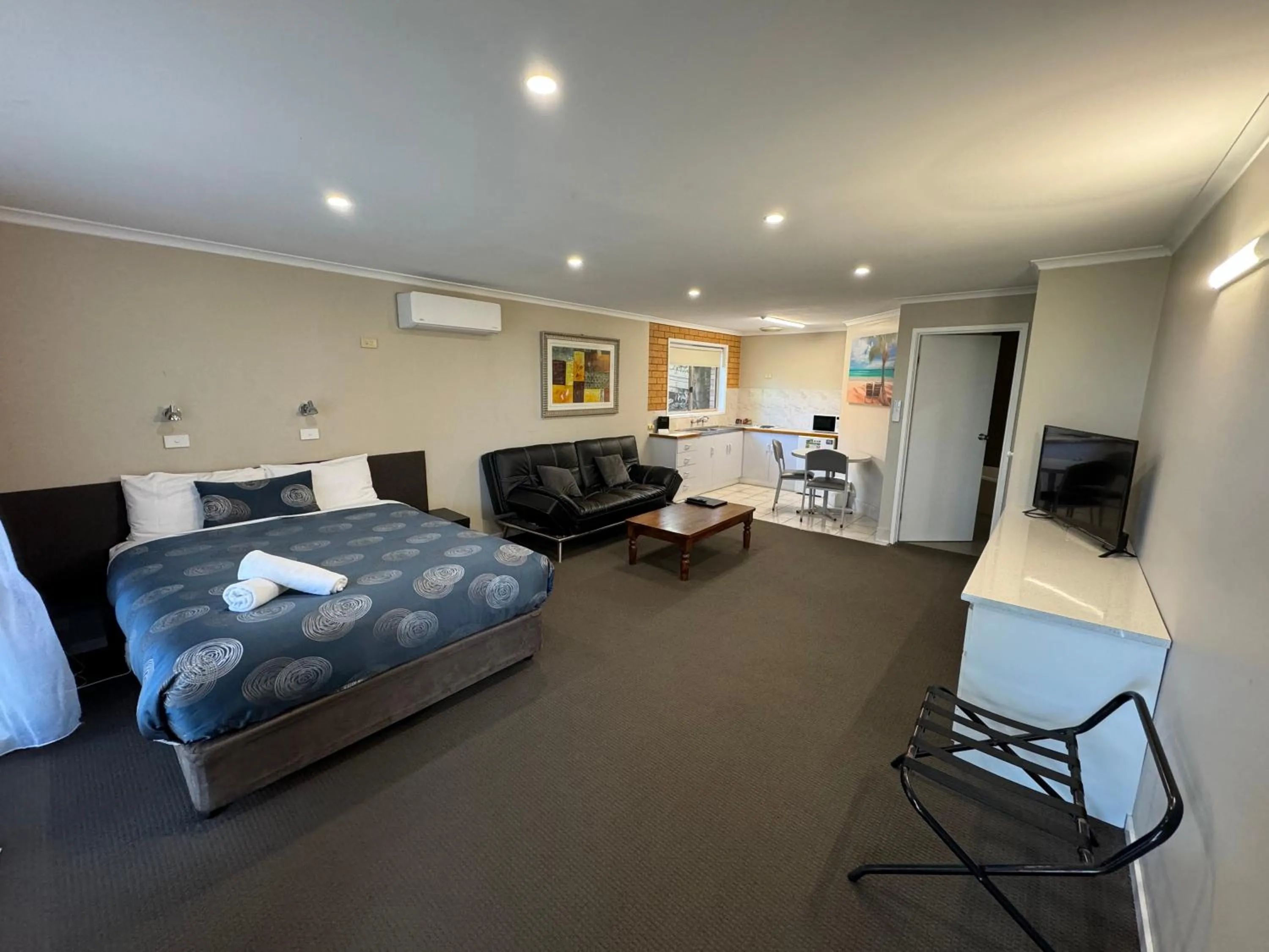 Bed in Blue Whale Motor Inn & Apartments