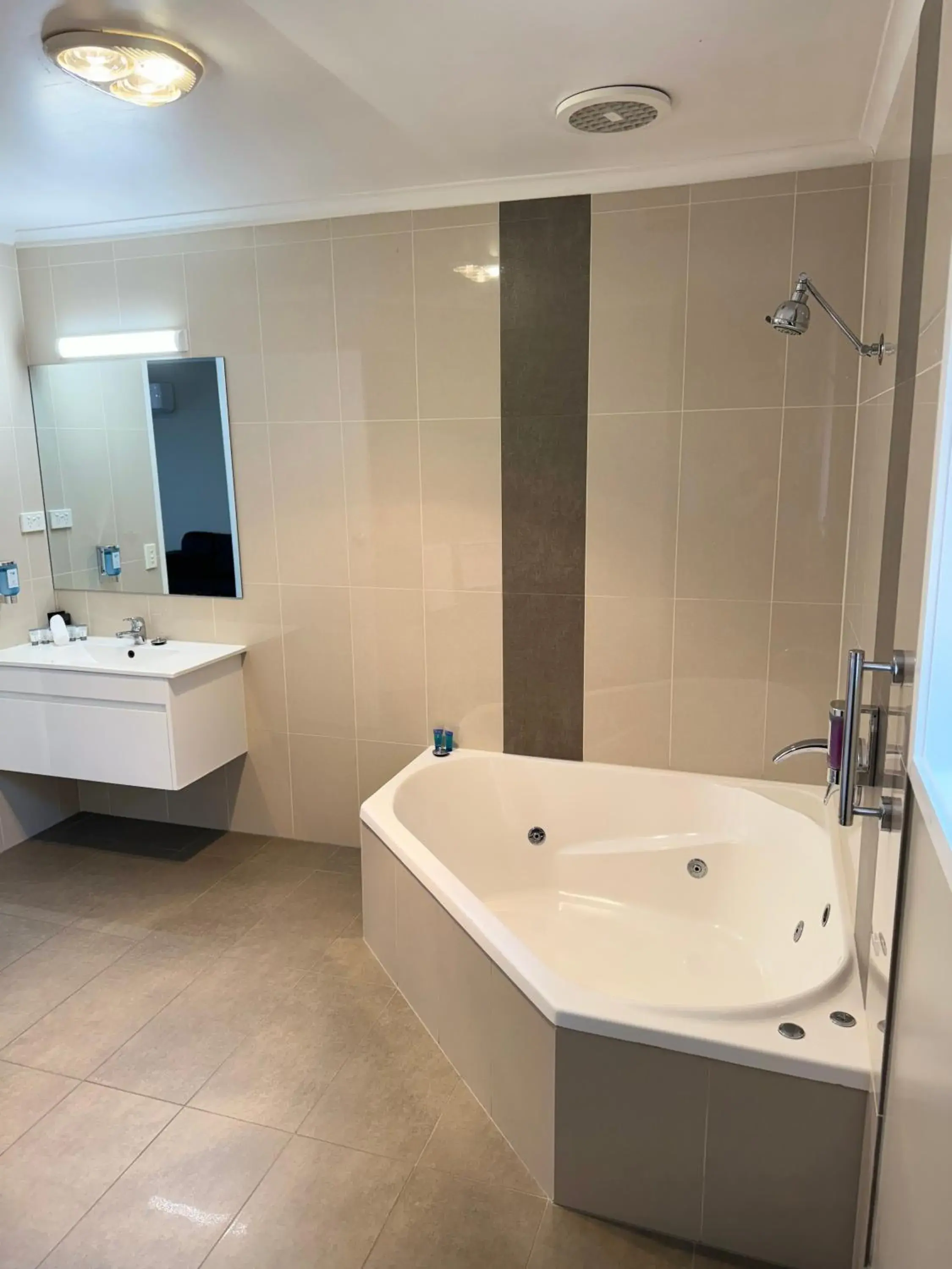 Deluxe Spa Room in Blue Whale Motor Inn & Apartments Deluxe Spa Room in Blue Whale Motor Inn & Apartments