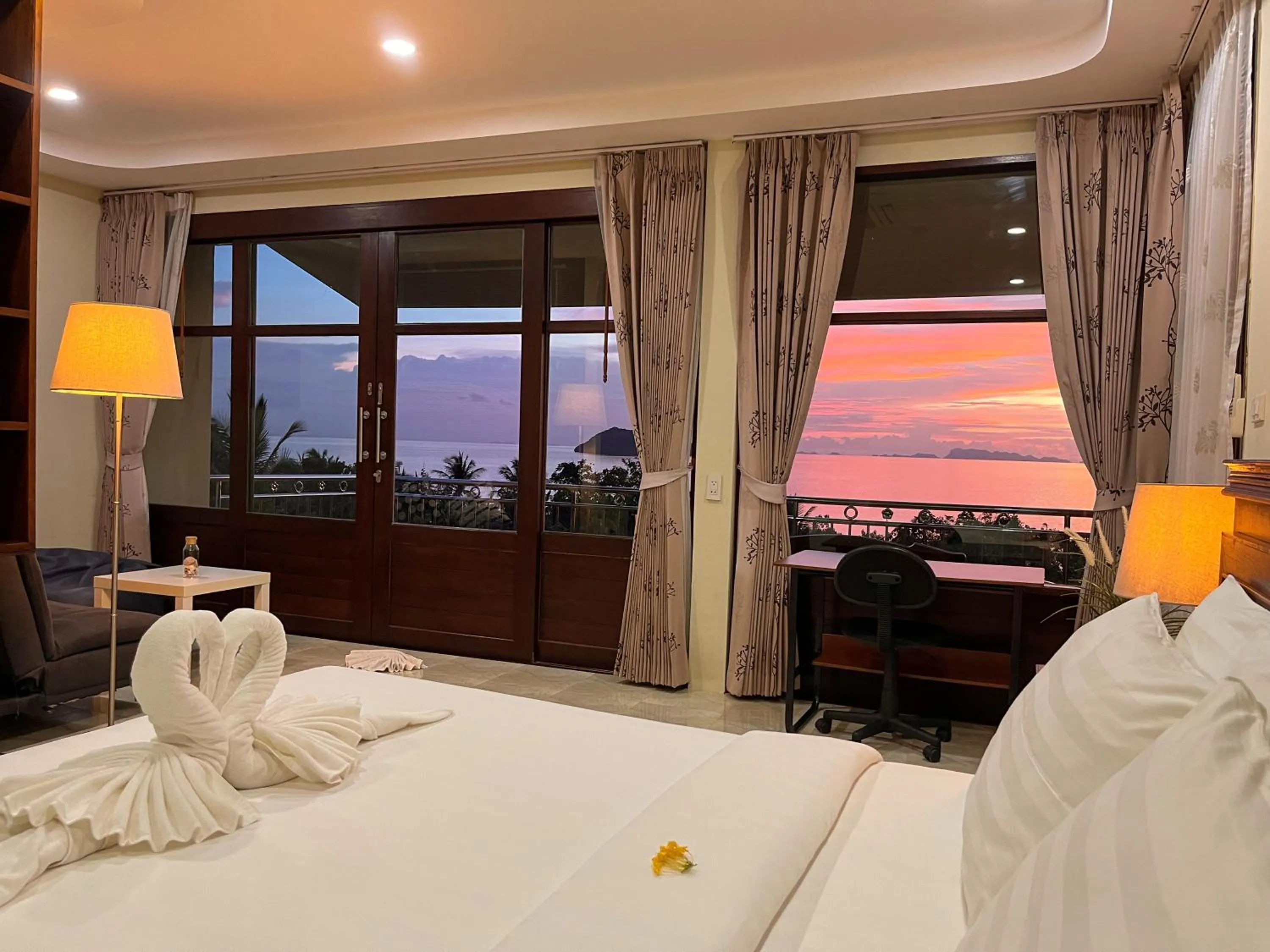 View (from property/room), Bed in Golden Hill Resort