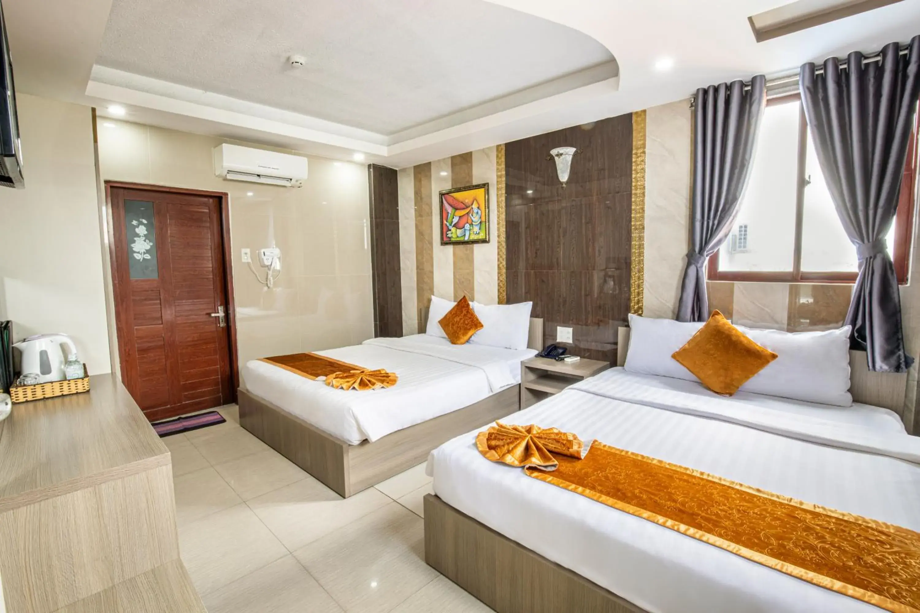 Family Room overlooking the city in Oliver Hotel Family Room overlooking the city in Oliver Hotel