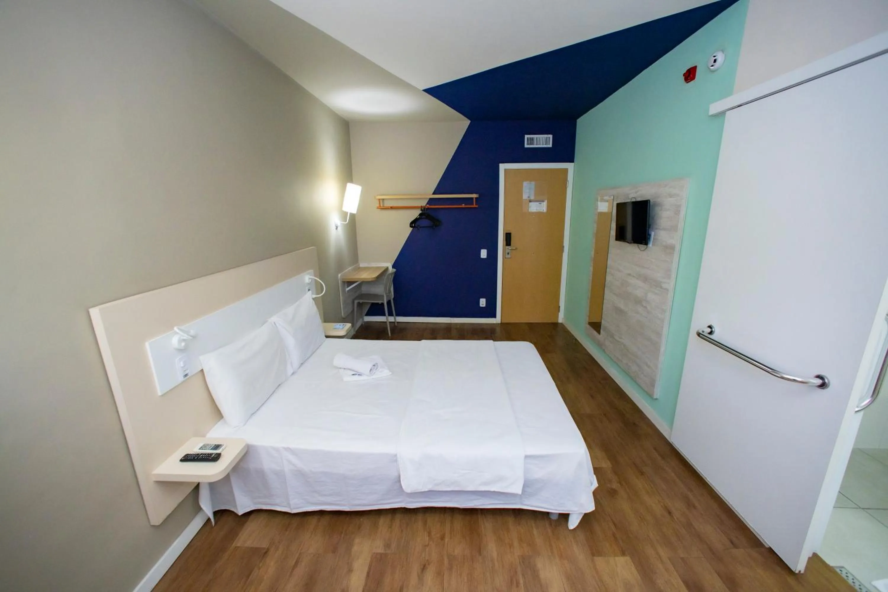 acessibility, Bed in ibis budget Divinopolis