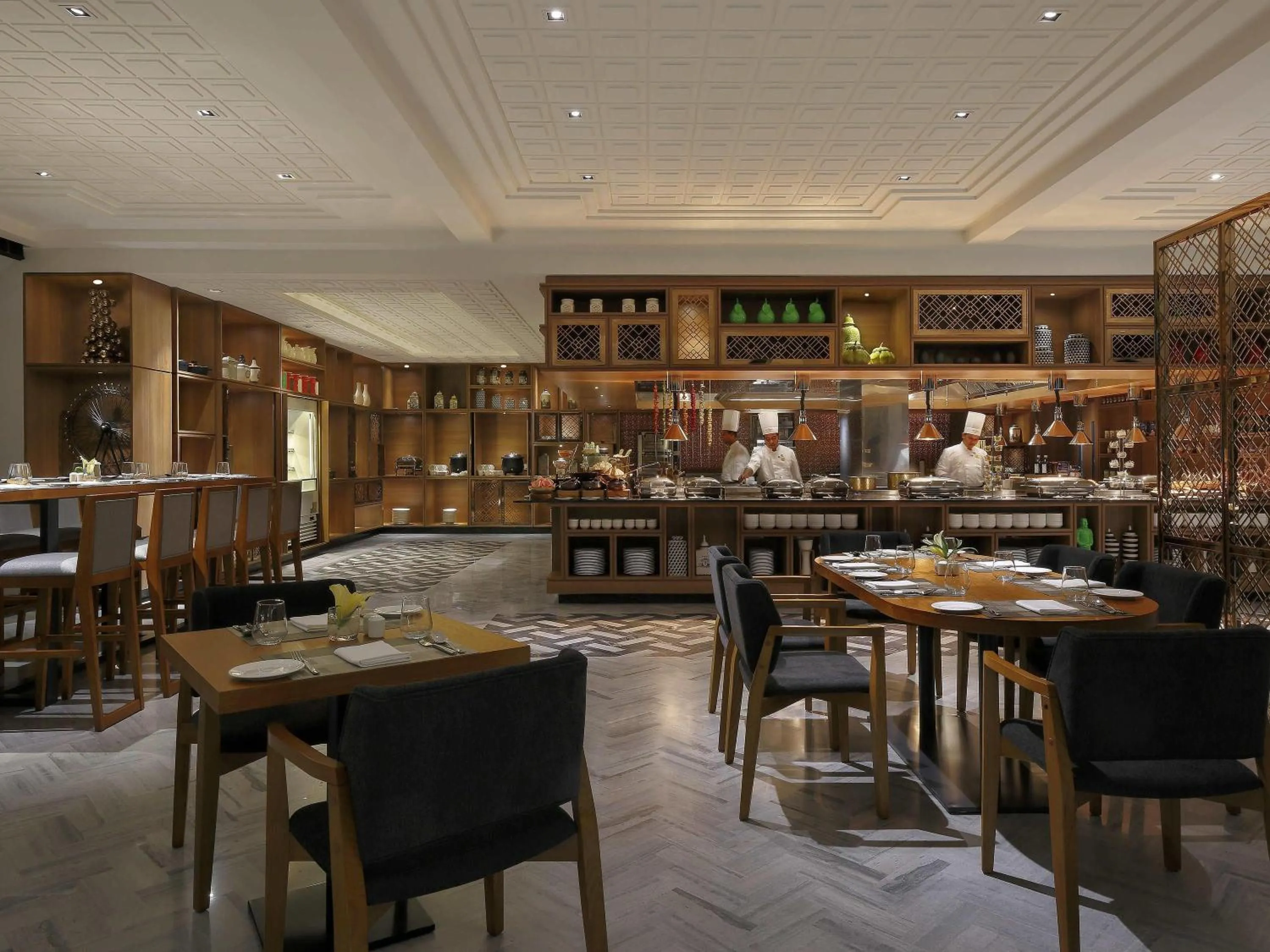 Restaurant/places to eat in Novotel Chennai Chamiers Road