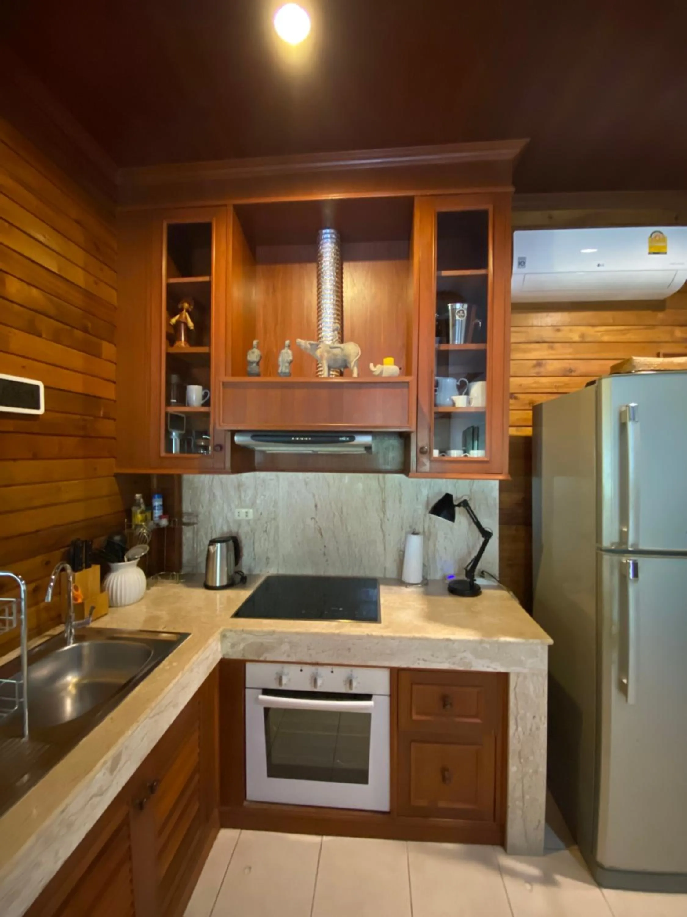 Kitchen or kitchenette in Baan Laem Noi Villa's