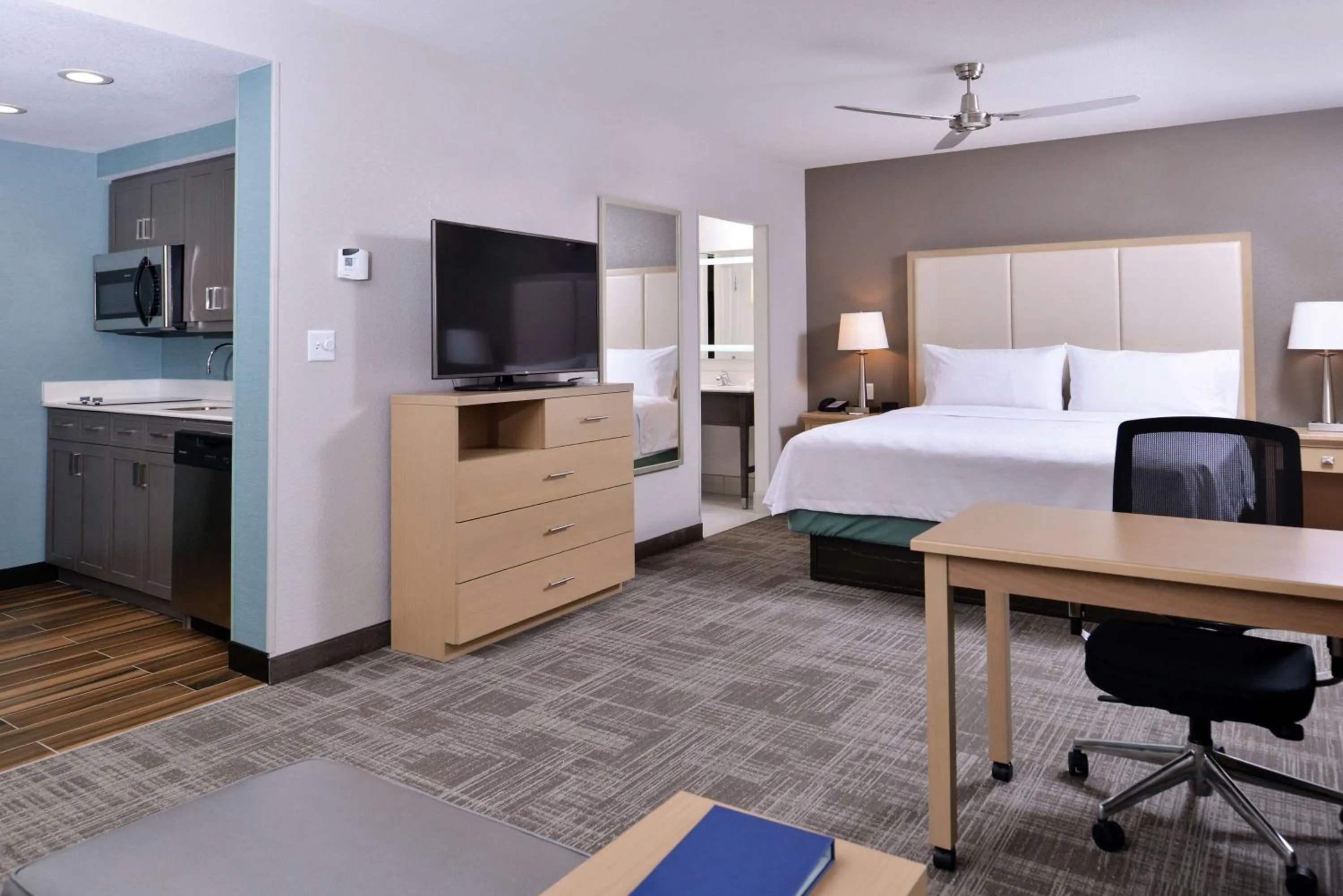 Bedroom, Bed in Homewood Suites Des Moines Airport